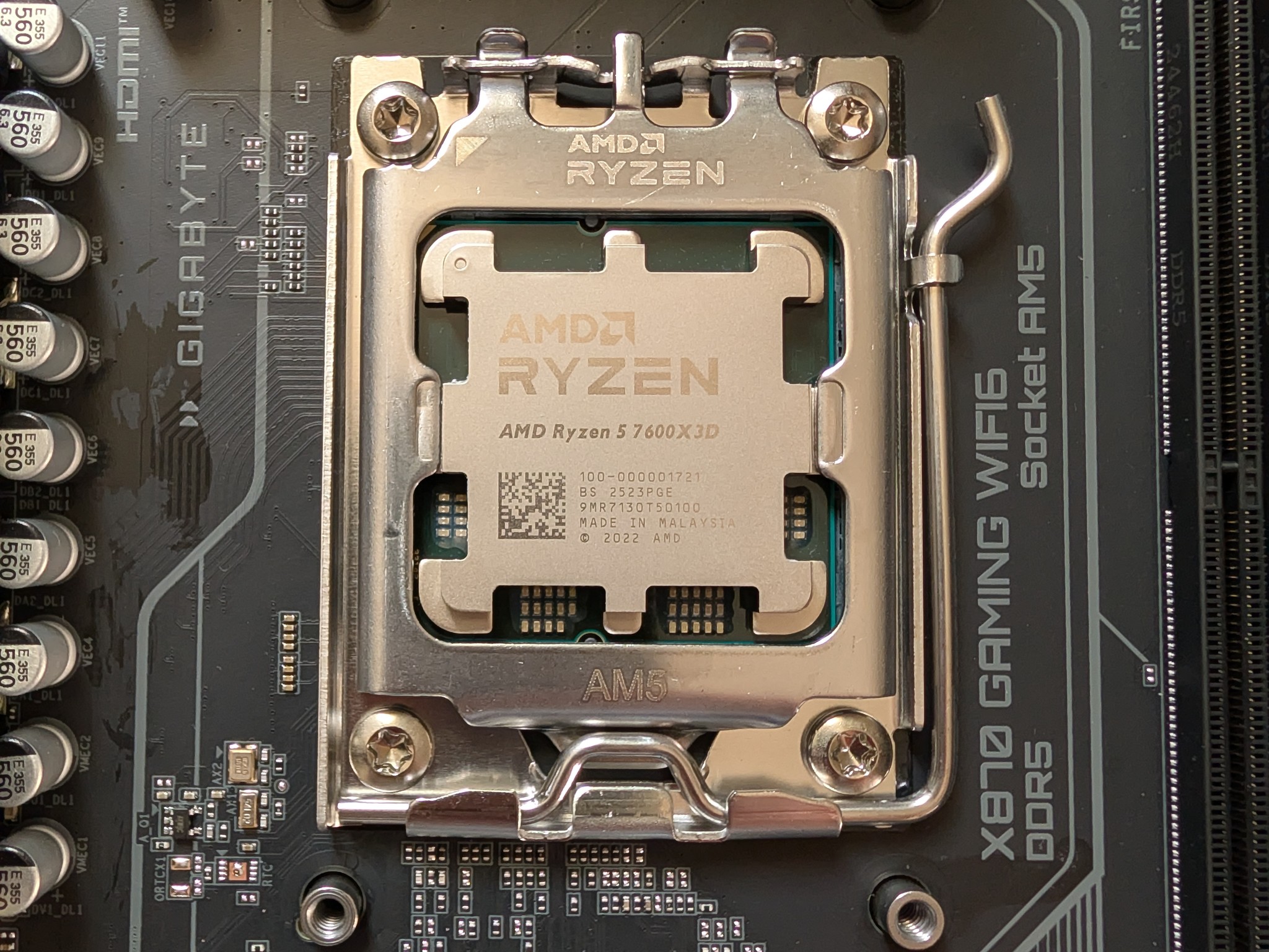 Brand New* AMD Ryzen 5 7600X3D / X870 Gaming WiFi6 / 32GB DDR5