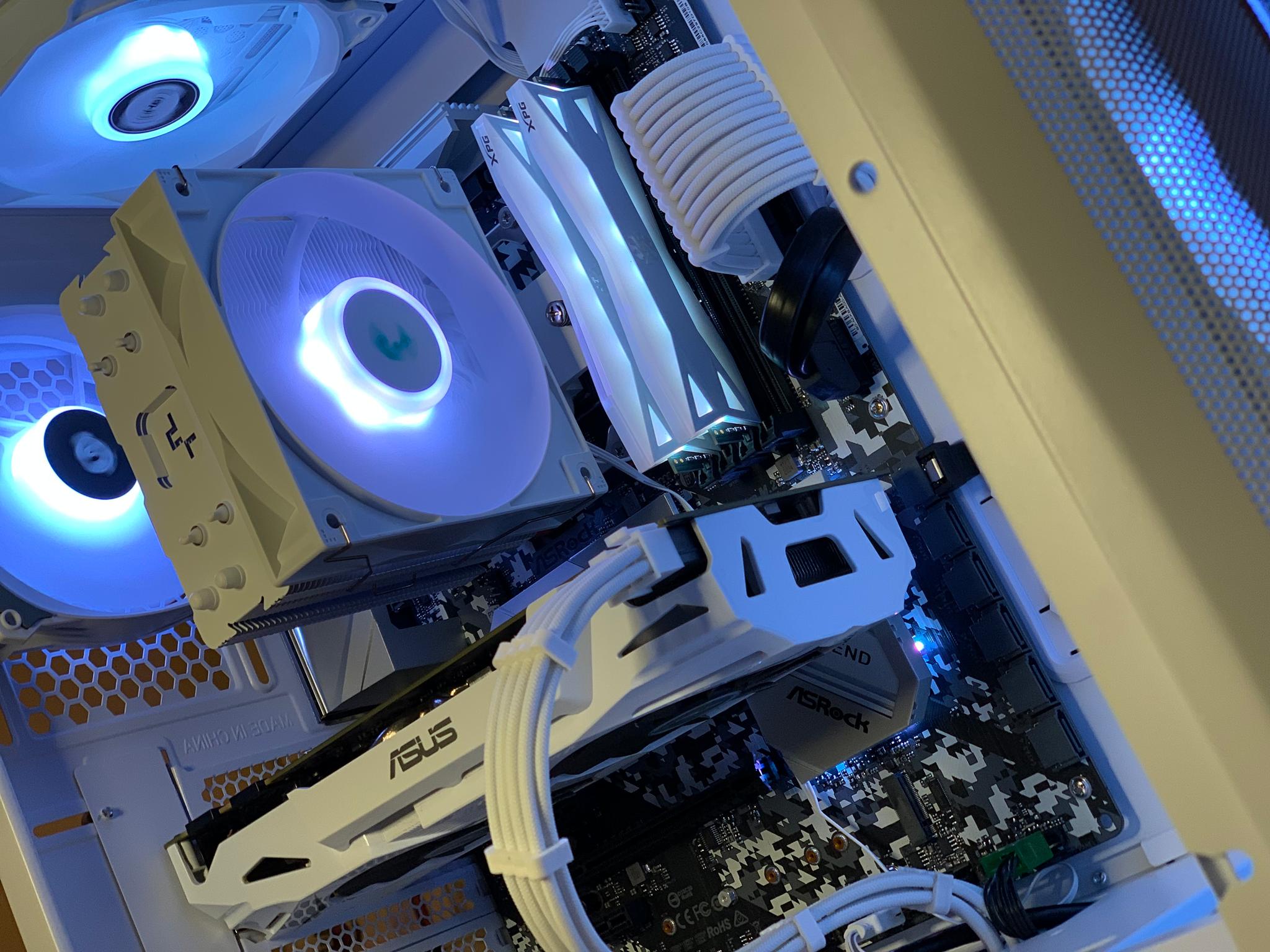 White Gaming PC(Ryzen 7 2700 + GTX 1070)