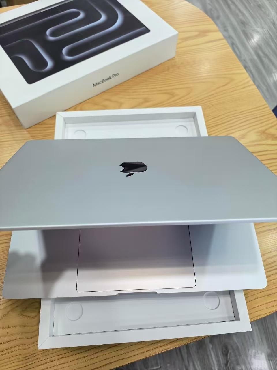 Apple MacBook Pro 16-inch M5 Pro 24GB 1TB SSD Silver – Nano-Texture Display