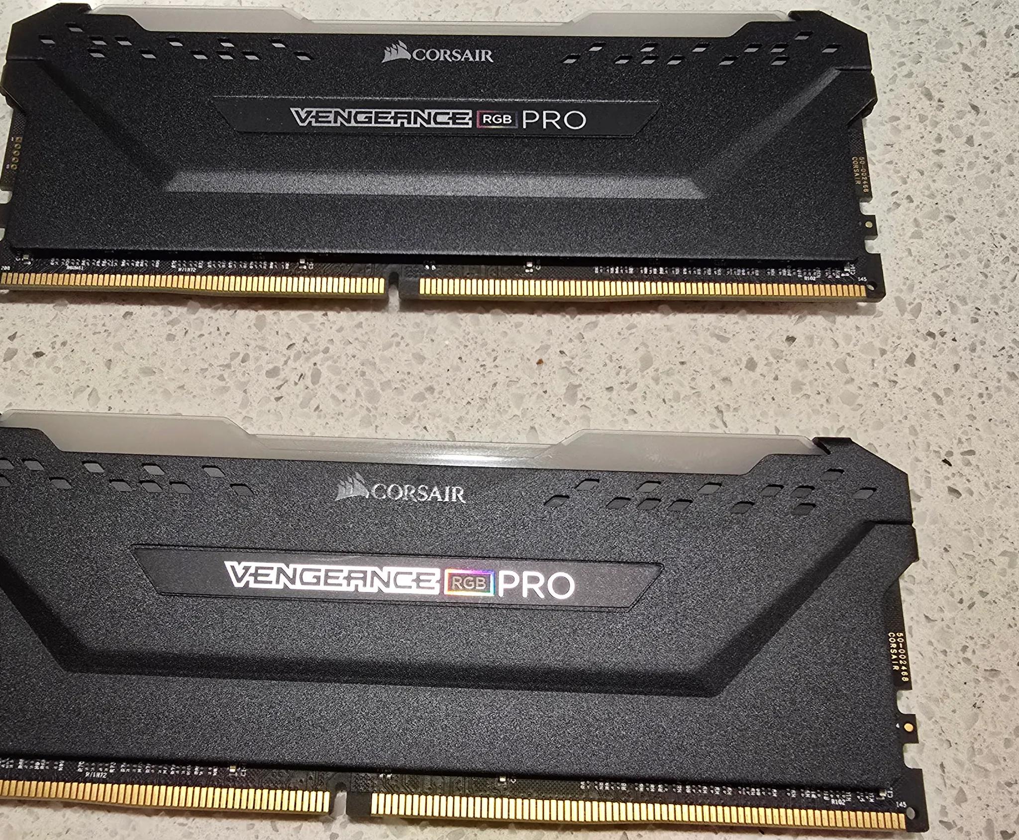 CORSAIR - Vengeance PRO 32G 3200MHz DDR4 C16 DIMM Desktop Memory RGB - Like New