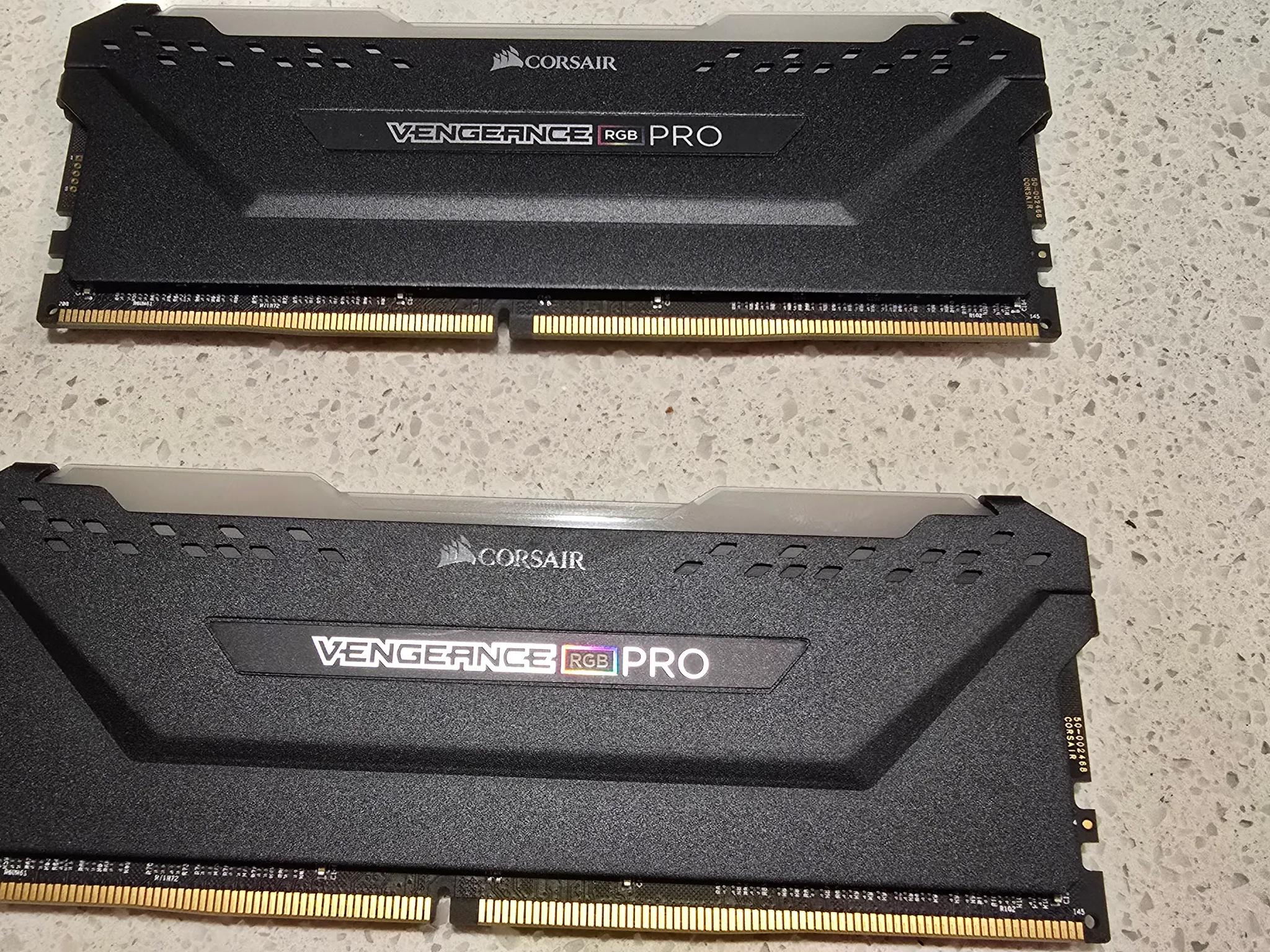 CORSAIR - Vengeance PRO 32G 3200MHz DDR4 C16 DIMM Desktop Memory RGB - Like New
