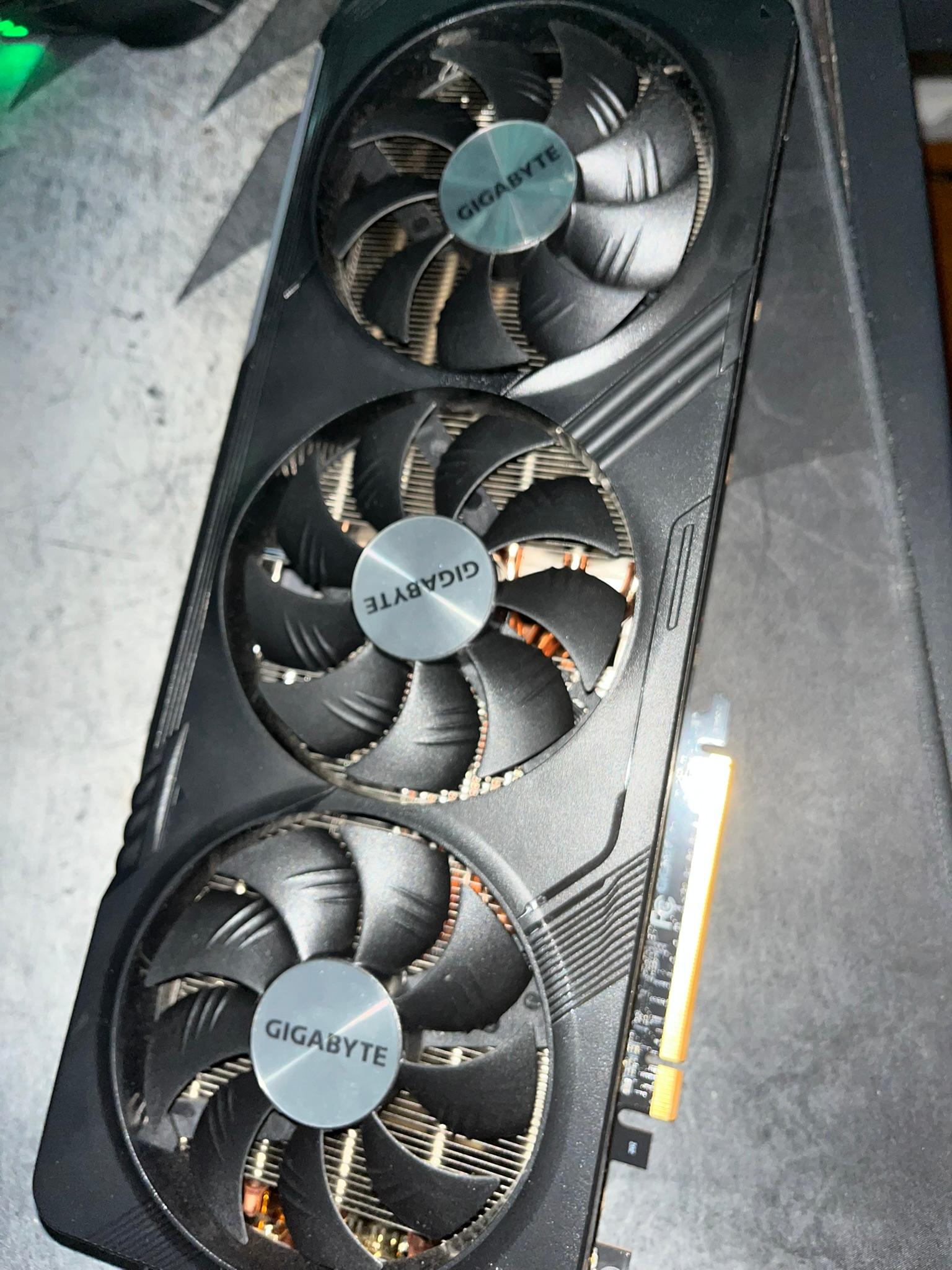 GIGABYTE Radeon RX 7700 XT