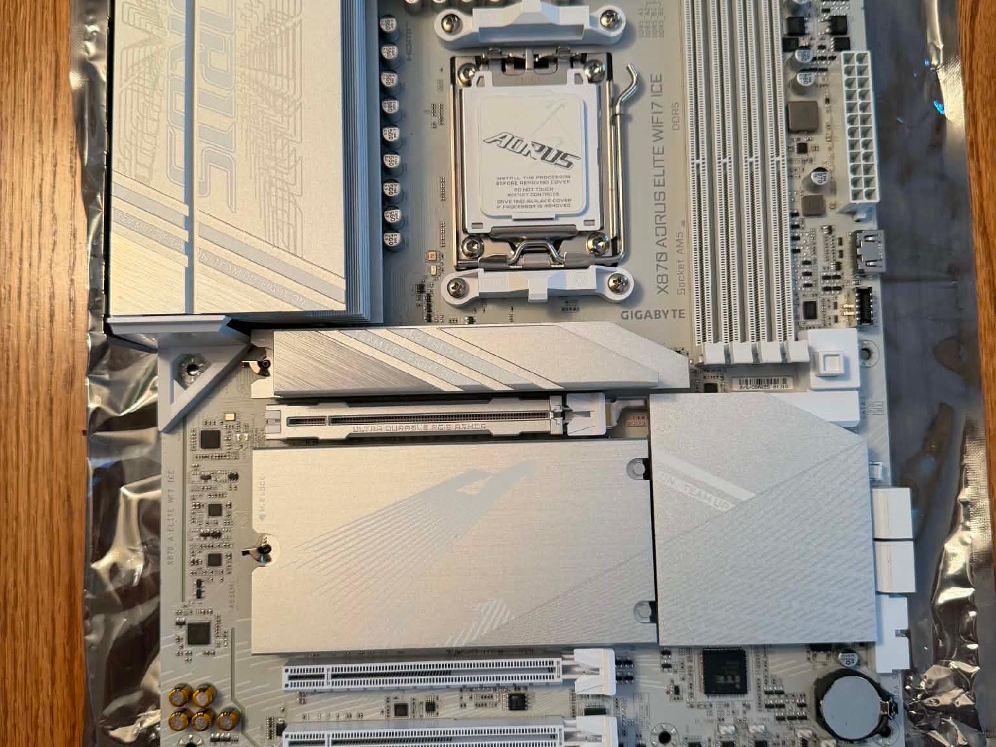 GIGABYTE X870 AORUS Elite WIFI7 ICE AMD AM5 (rev 1.1) Motherboard