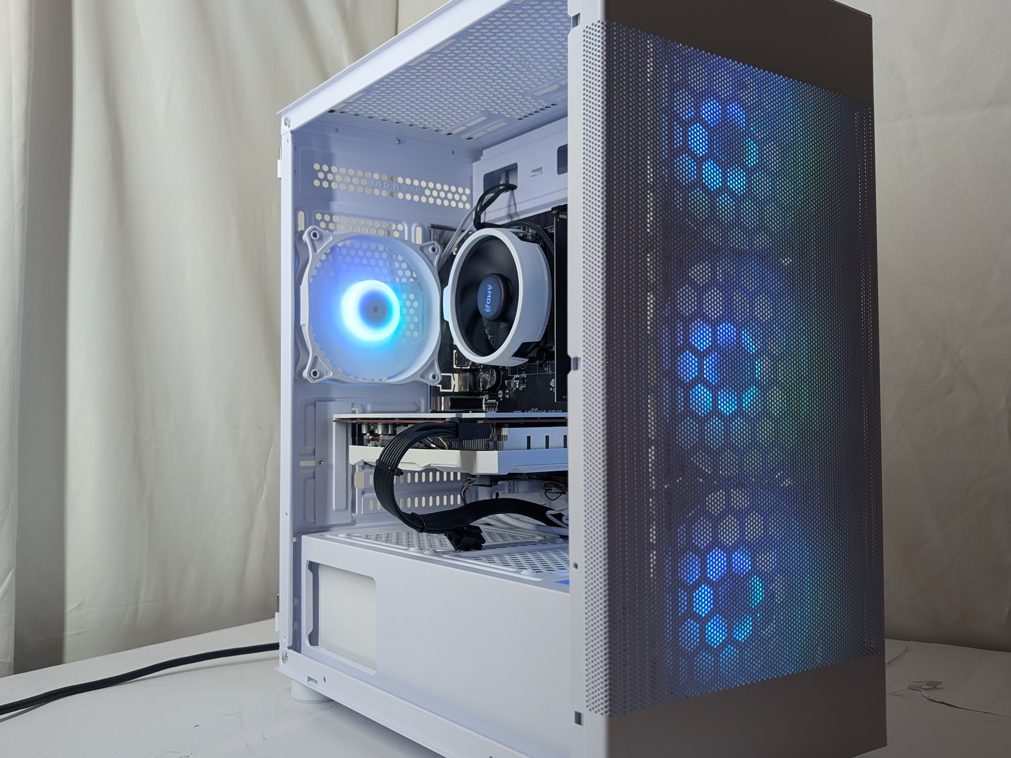 RX 6600XT | RYZEN 5 2600 | 500GB NVME | 16GB ddr4 | ALL WHITE