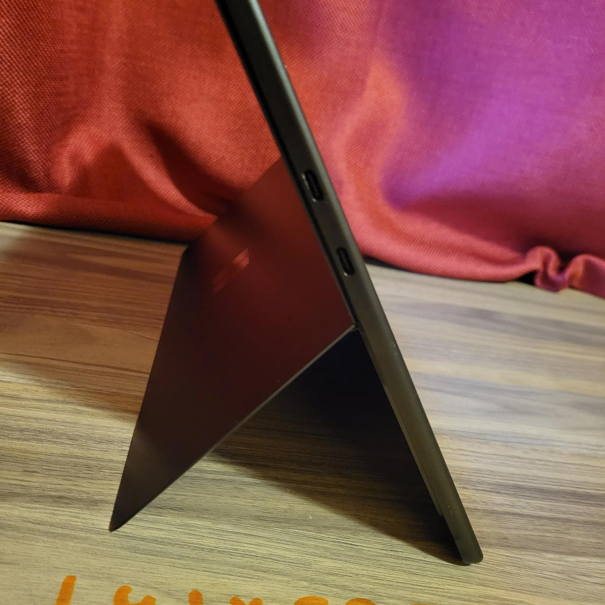 Microsoft Surface Pro 9 - 256gb - intel i5 12th gen. - 13" QLED Touch Screen