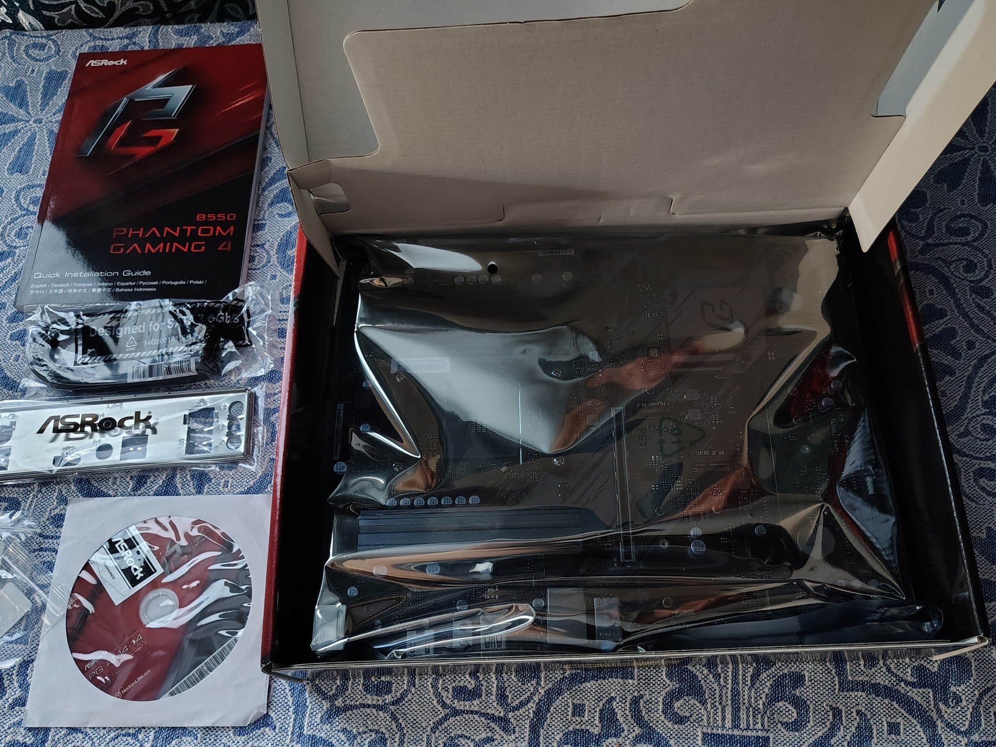 ASRock B550 Phantom Gaming 4 Motherboard + WiFi/Bluetooth card AM4 ATX