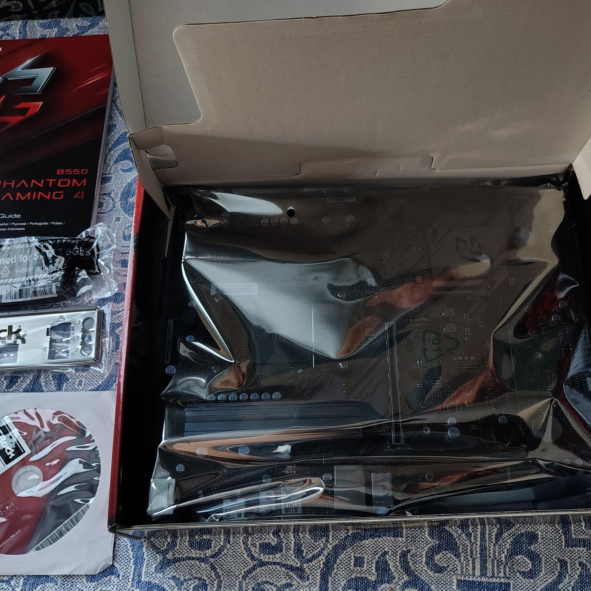 ASRock B550 Phantom Gaming 4 Motherboard + WiFi/Bluetooth card AM4 ATX