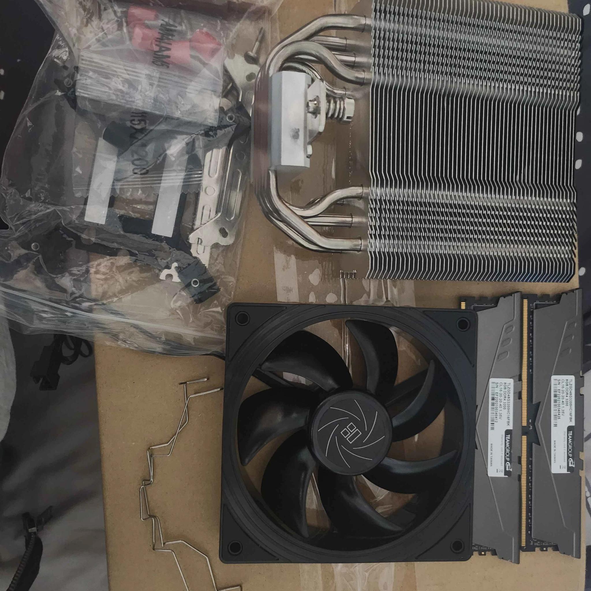Z690 ASRock PG Riptide D4 with CPU Cooler and Ram