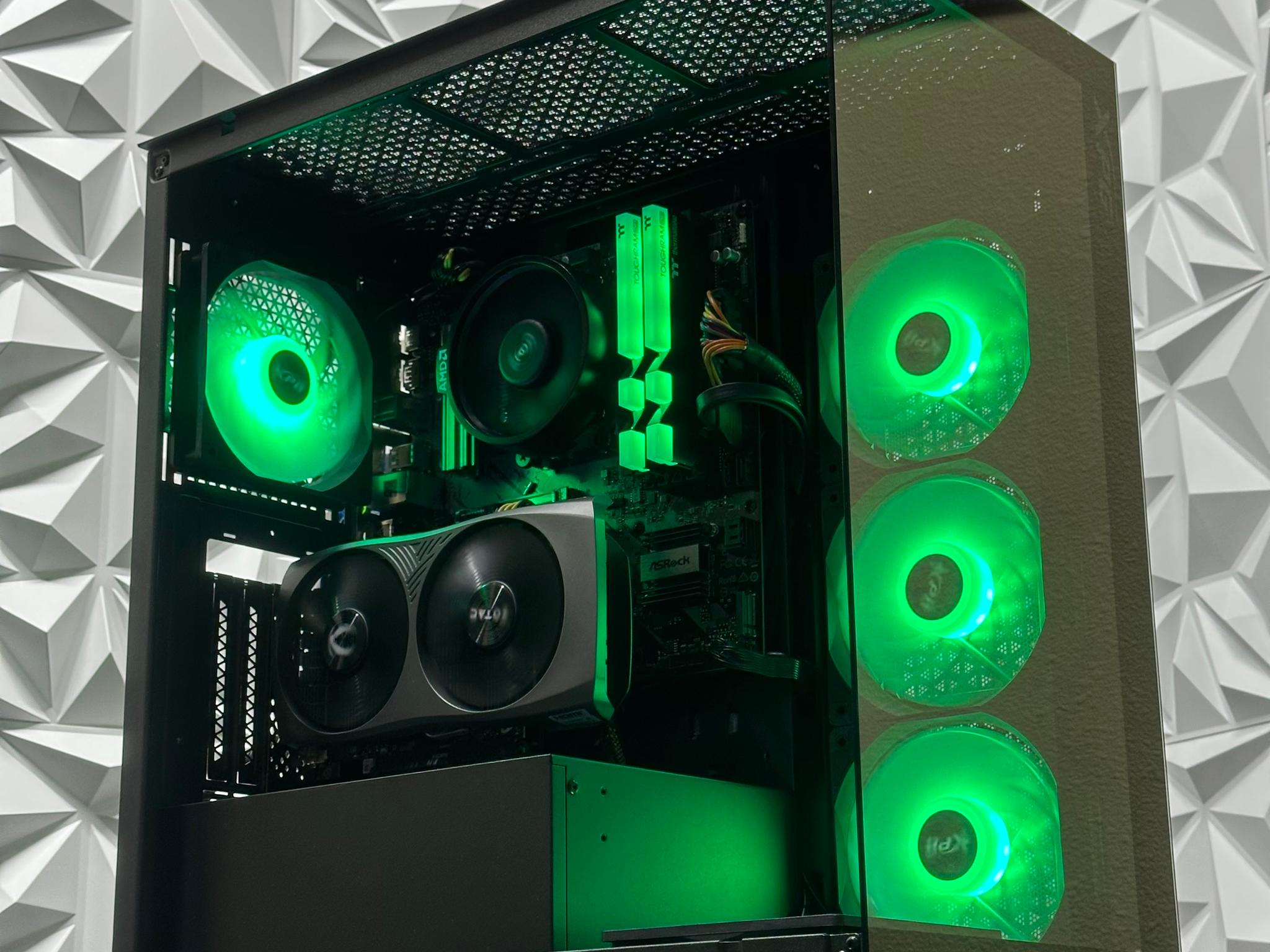 RTX 4060 / Ryzen 5 5500 / 16GB 3600MHz Ram / 512GB SSD / B550 / 600w / windows 11