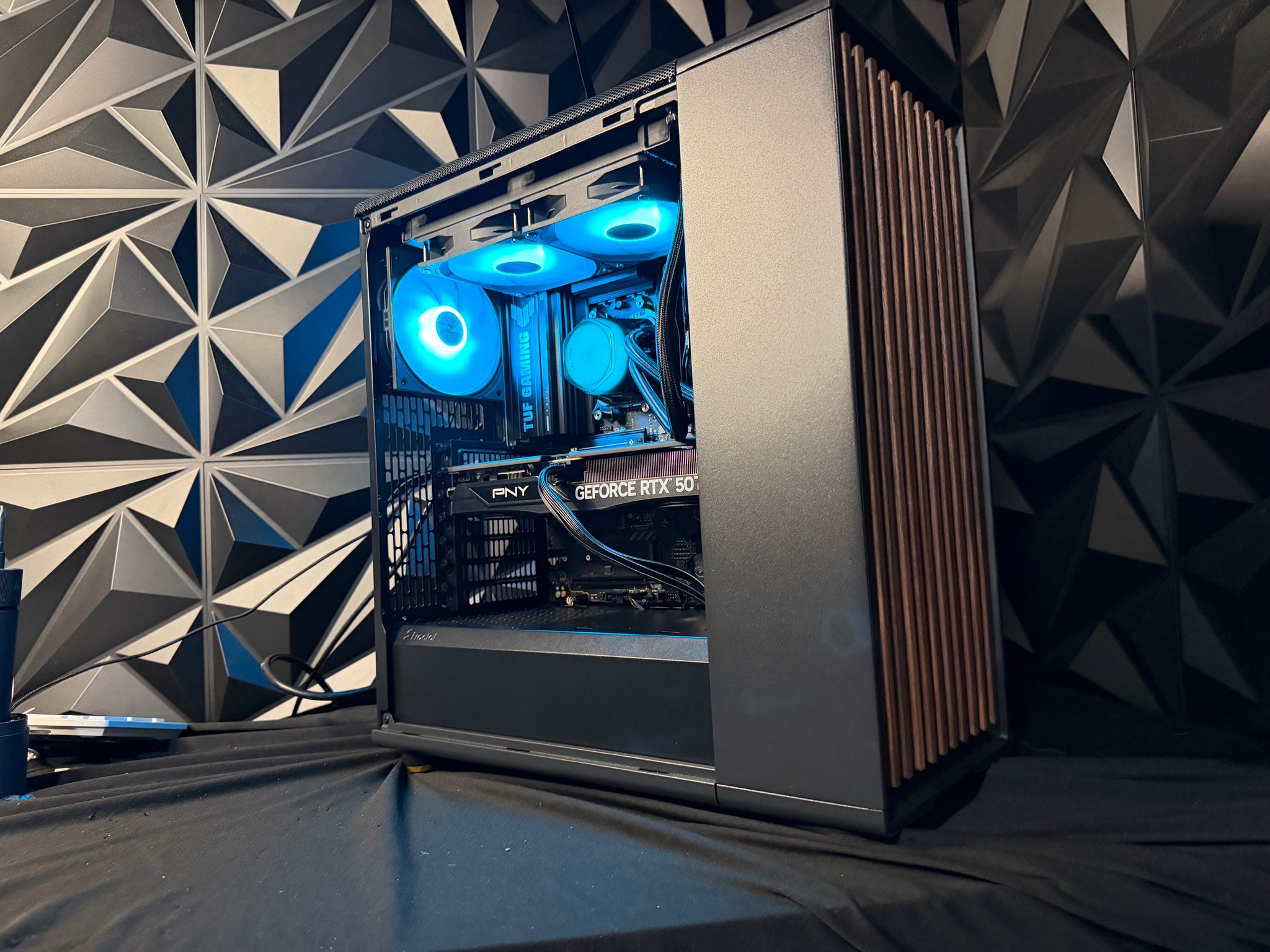 🌑🌲 Dark Oak 7670 🌑🌲 Ryzen 5 7600X3D | RTX 5070| 32 GB DDR5| 2 TB NVMe| 750 W PSU