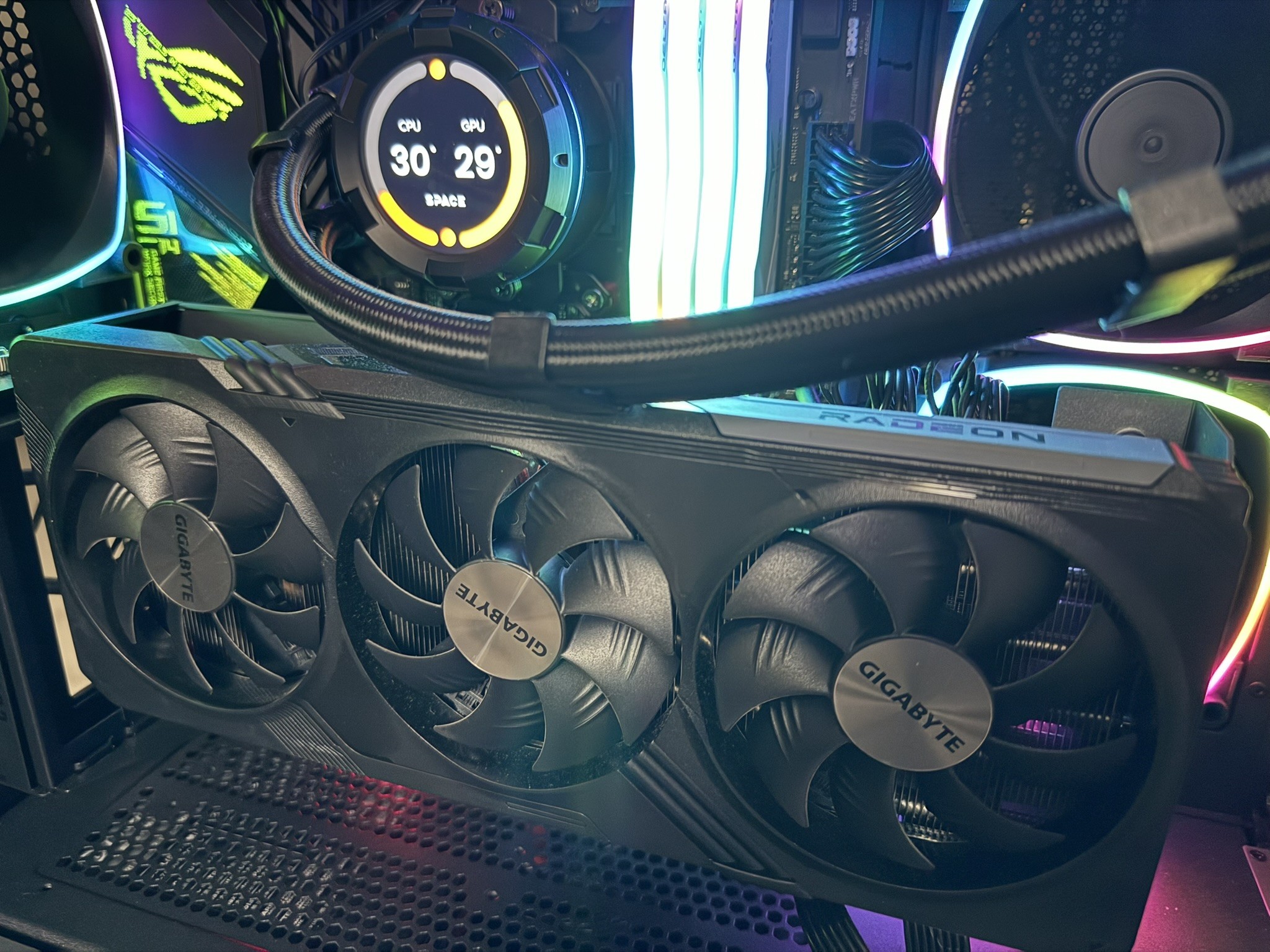 GIGABYTE 7800XT GAMING OC, 3x WINDFORCE Fans 16GB, GV-R78XTGAMING OC Video Card
