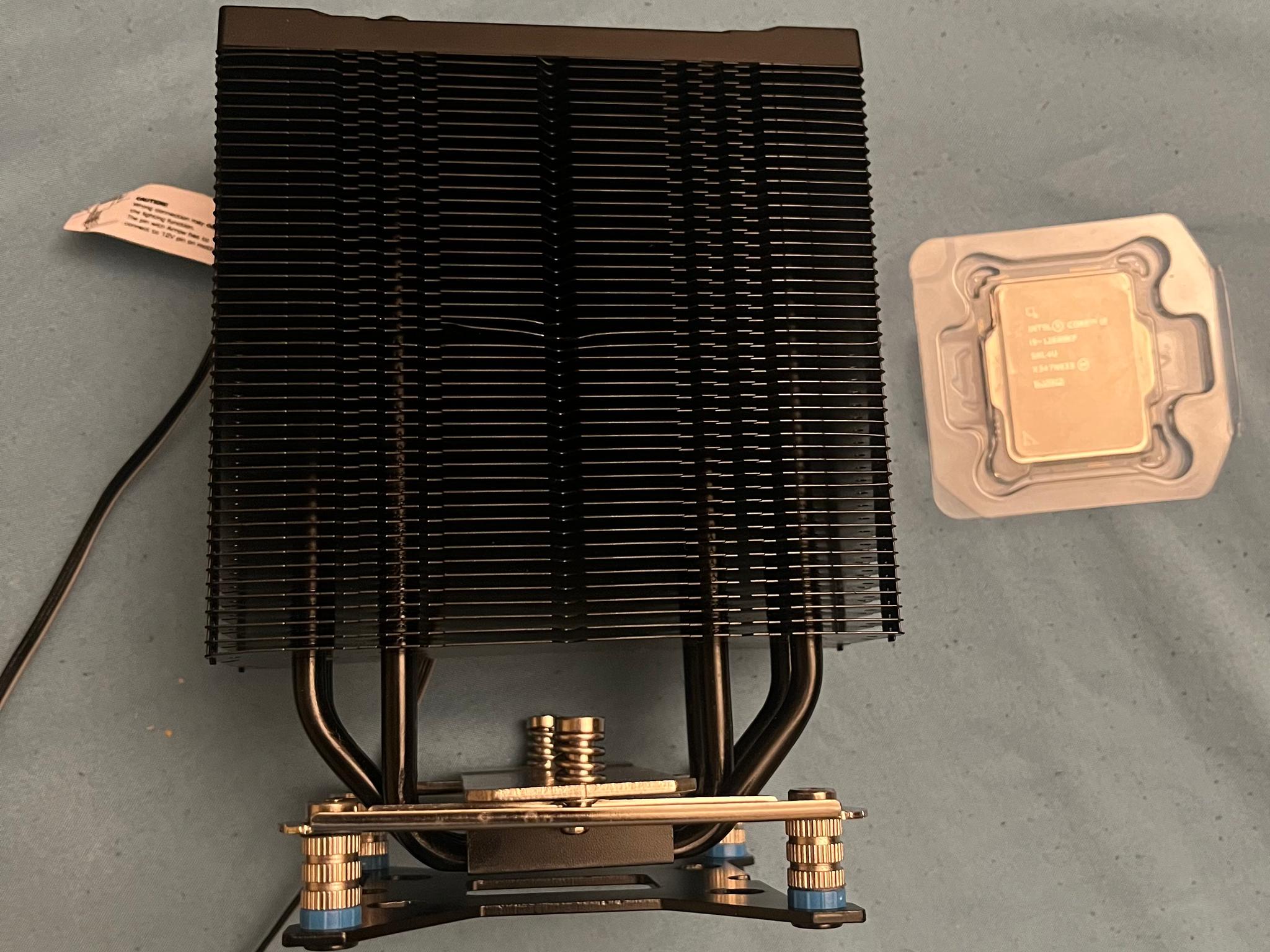 Intel Core i5-12600KF with CPU cooler