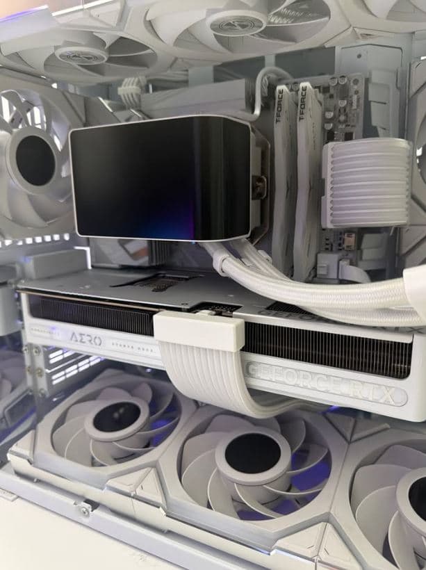 Gaming PC Nvidia RTX 5080, Ryzen 7 9800X3D, Lian Li 011 Mini V2 White, LCD Fans, 3D AIO, 2TB Gen5
