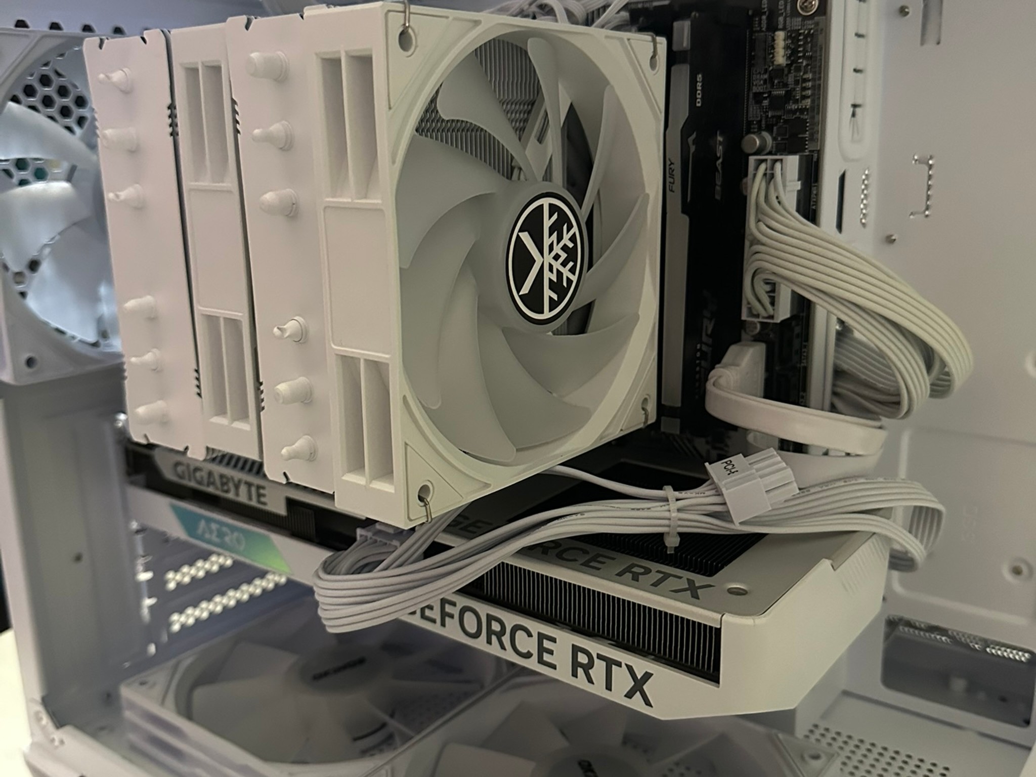 Ryzen 5 8400F / RTX 4060 / 512GB NVME / 16GB RAM