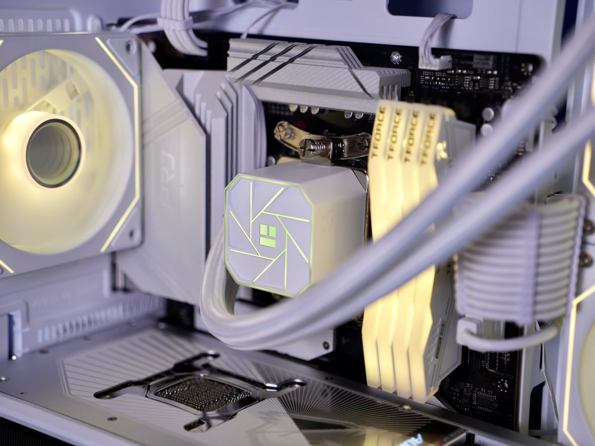 RTX 5090 | Ryzen 7 9800X3D Gaming PC