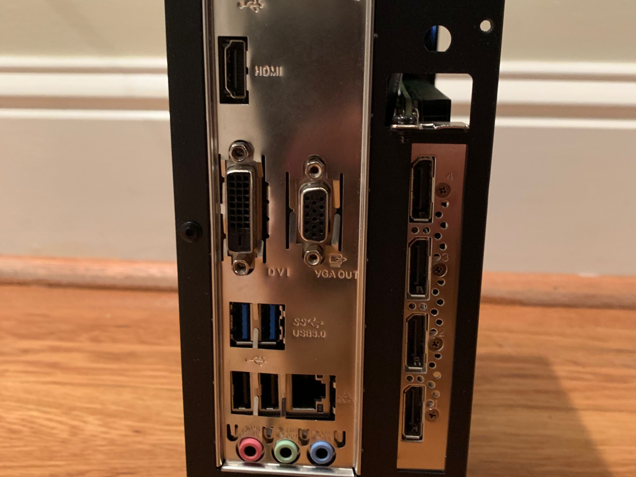 i5 7600T M2000 QUADRO 4GB MINI GAMING PC 16GB DDR4 RAM 500GB SSD WINDOWS 10 INSTALLED AND ACTIVATED