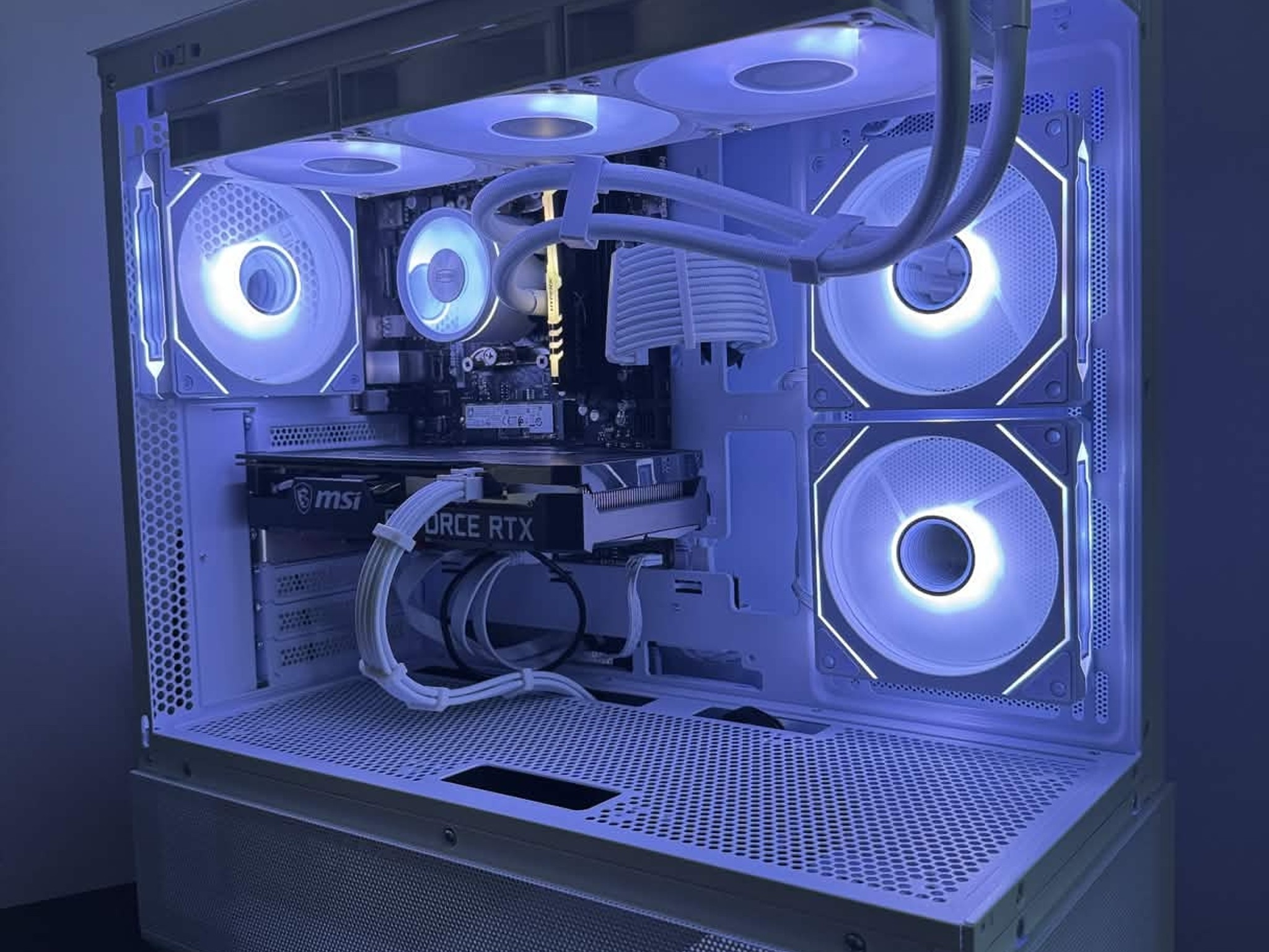 ❄️ White Aesthetic Gaming PC – RTX 3060 Ti | Ryzen 5 3600 | 16GB RAM | 1TB SSD