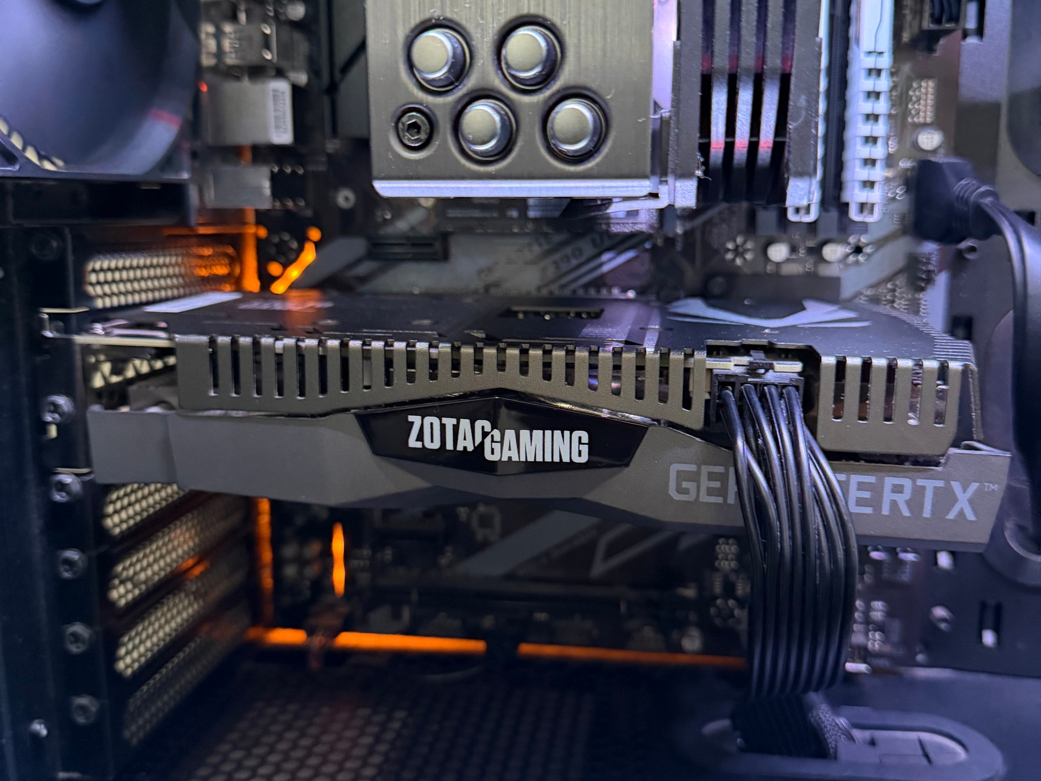Black & White Geforce Zotac RTX 2060 & Intel i7 9700K Gaming PC