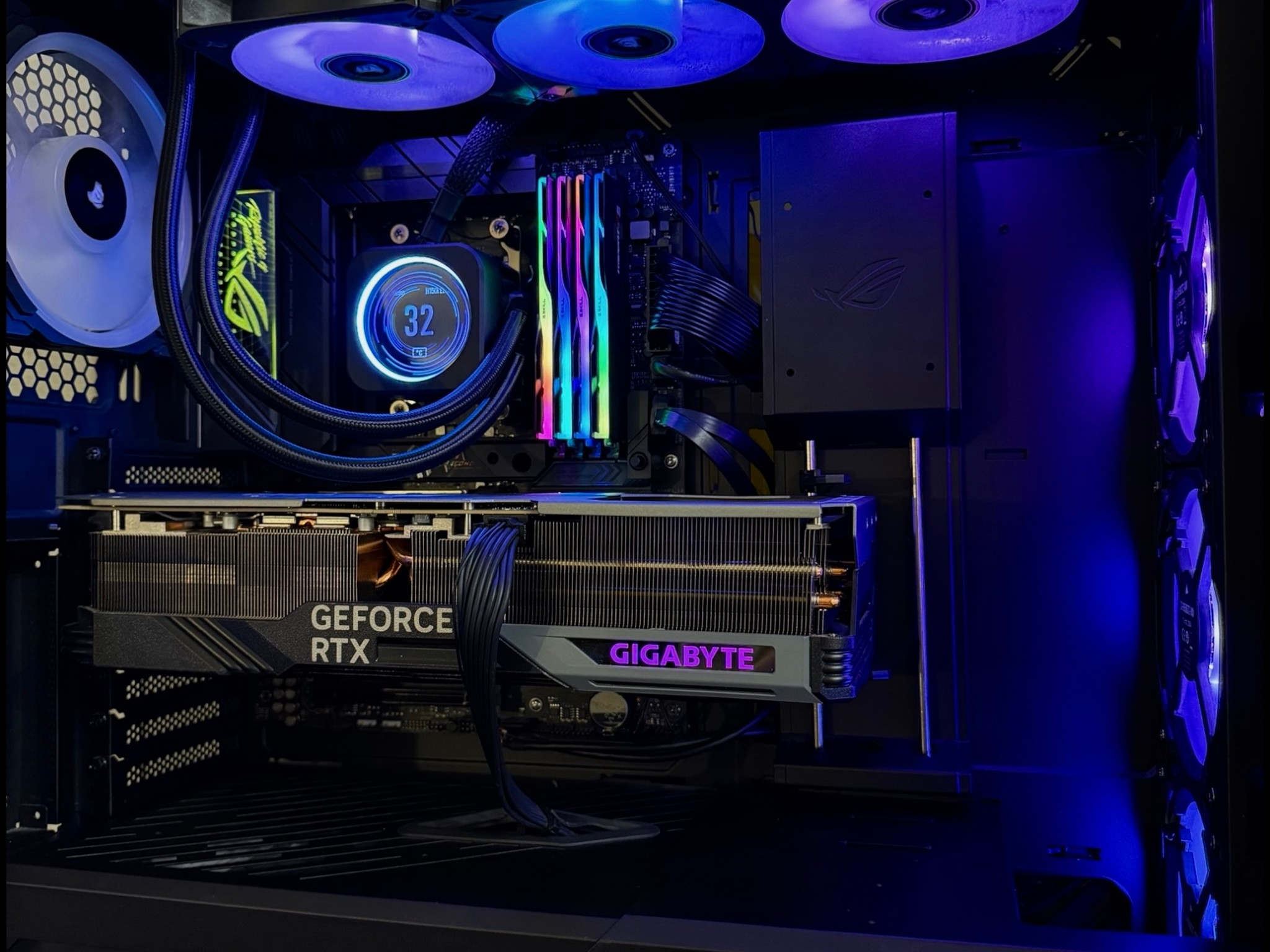 GeForce RTX 4080 Custom Gaming PC - Ryzen 7 9800X3D