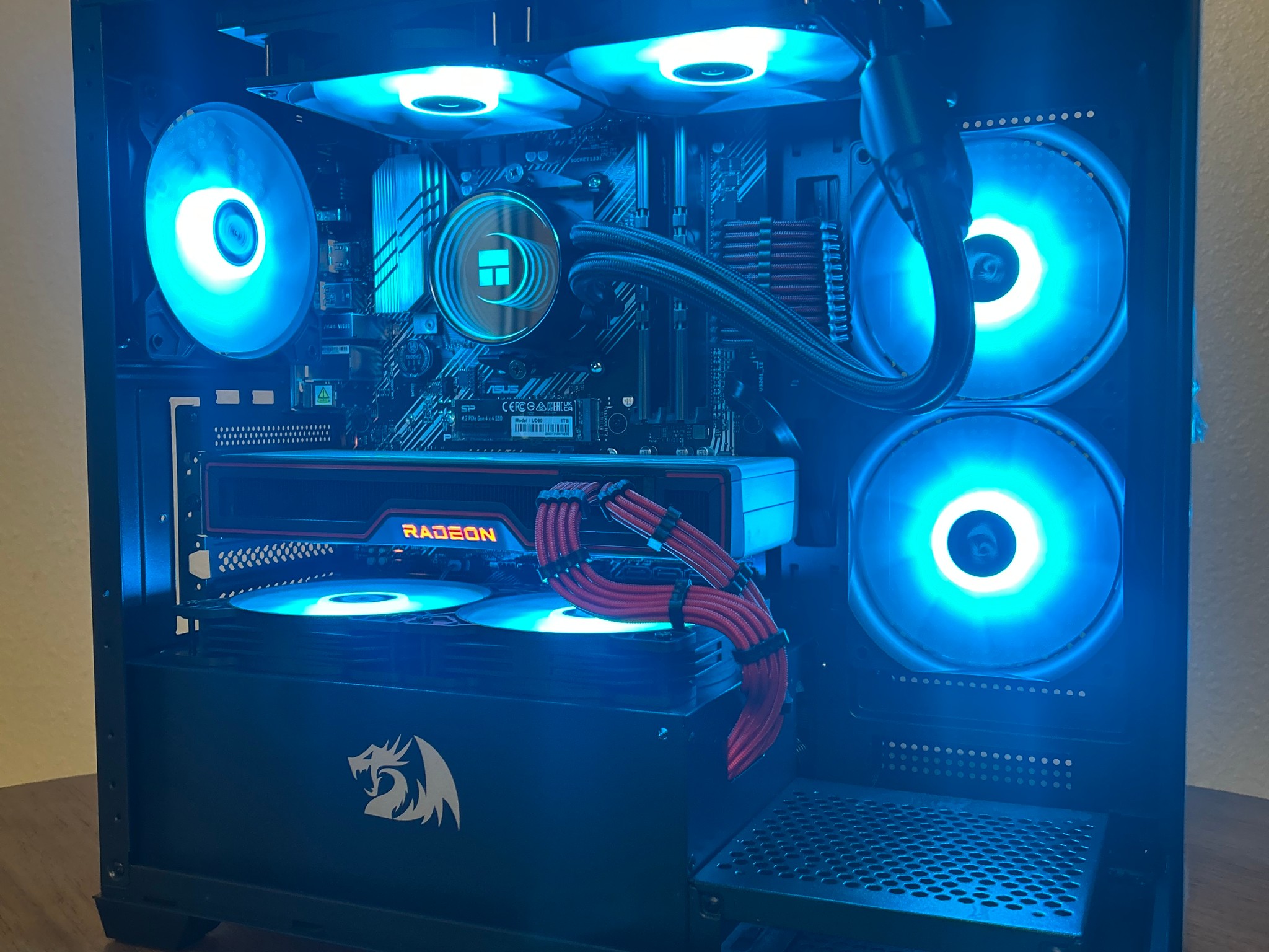 AMD Radeon 6700XT 12GB Ryzen 5 5600 16GB RAM 1TB m.2 SSD ARGB gaming beast