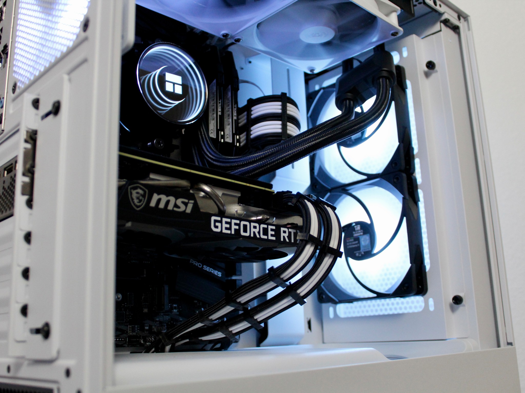 ⚪️ Domino ⚫️ Ryzen 5 5600 | RTX 3060 Ti | 32GB DDR4 | 1TB M.2 | W11 + WiFi