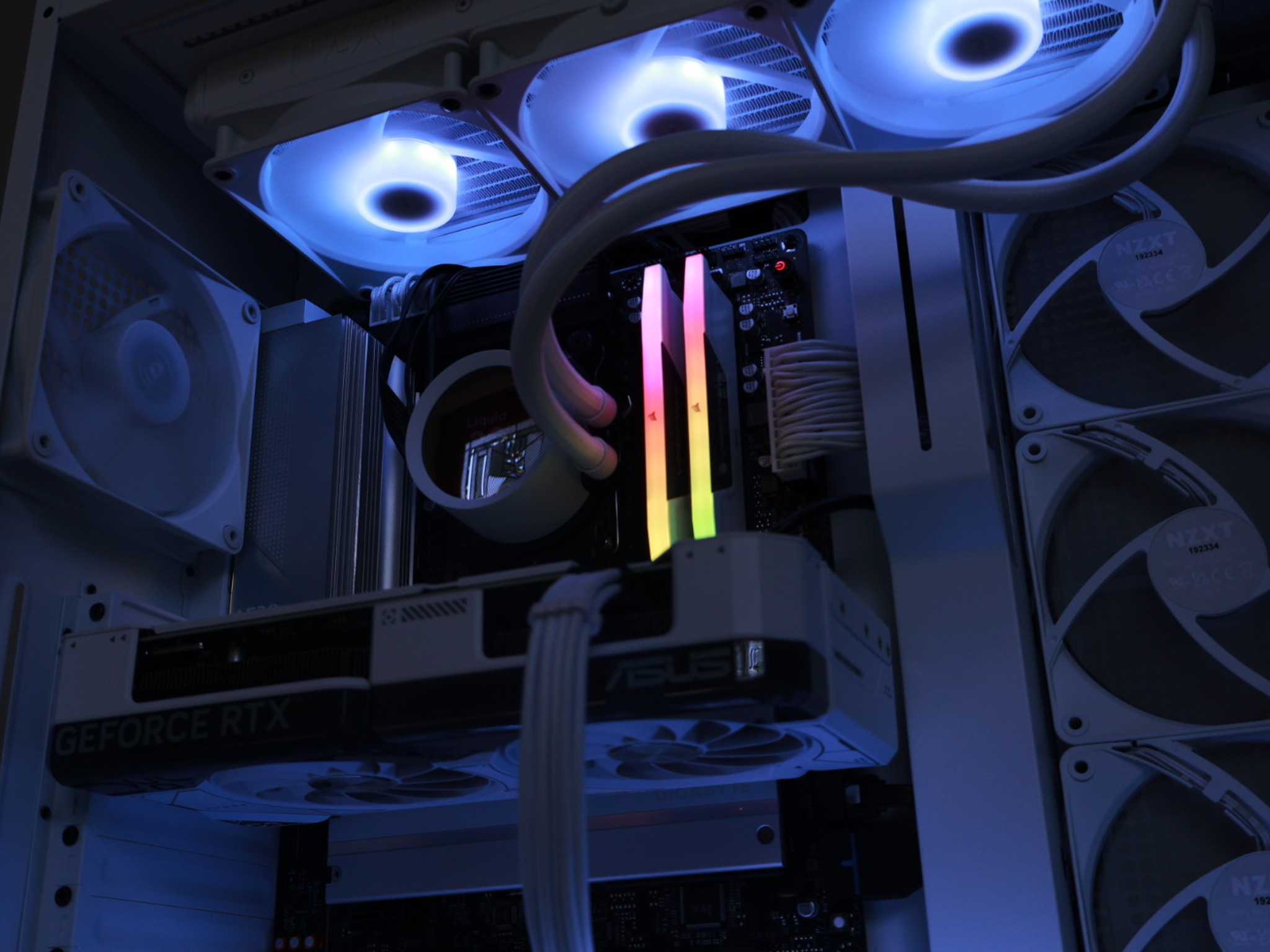 FULL WHITE GAMING PC - RTX 4070 12 GB, Ryzen 7 7800X3D, Liquid Cooling, 4 TB storage, 32 GB RAM