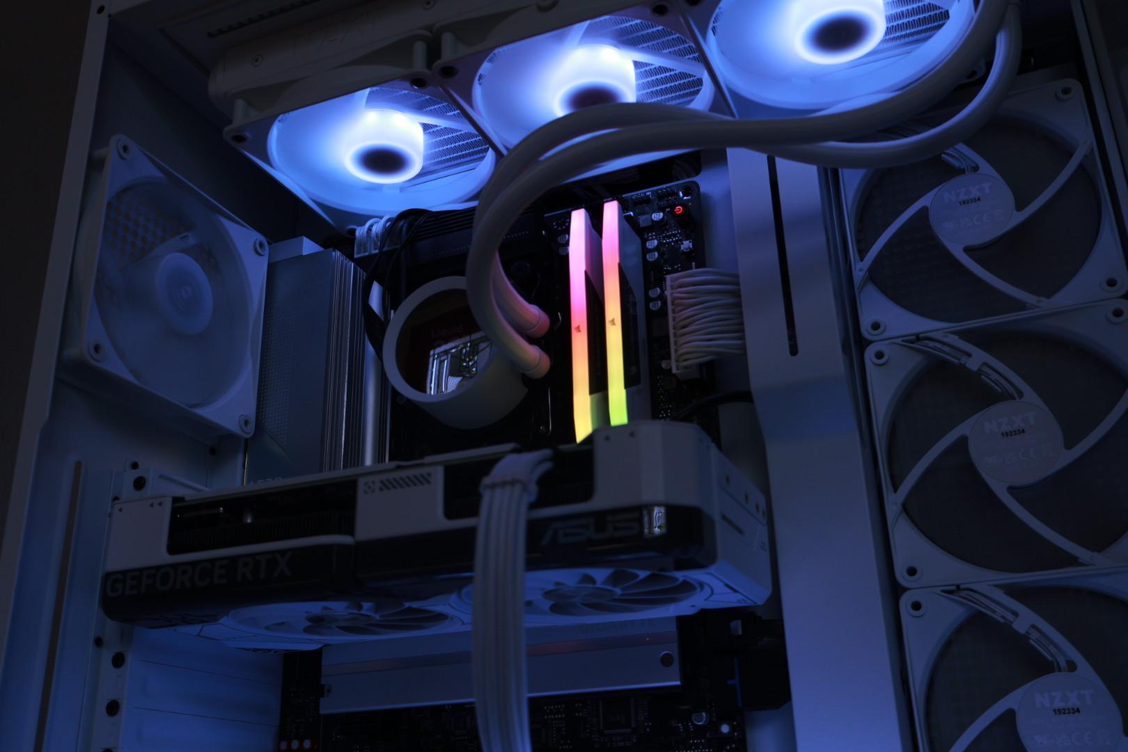 FULL WHITE GAMING PC - RTX 4070 12 GB, Ryzen 7 7800X3D, Liquid Cooling, 4 TB storage, 32 GB RAM
