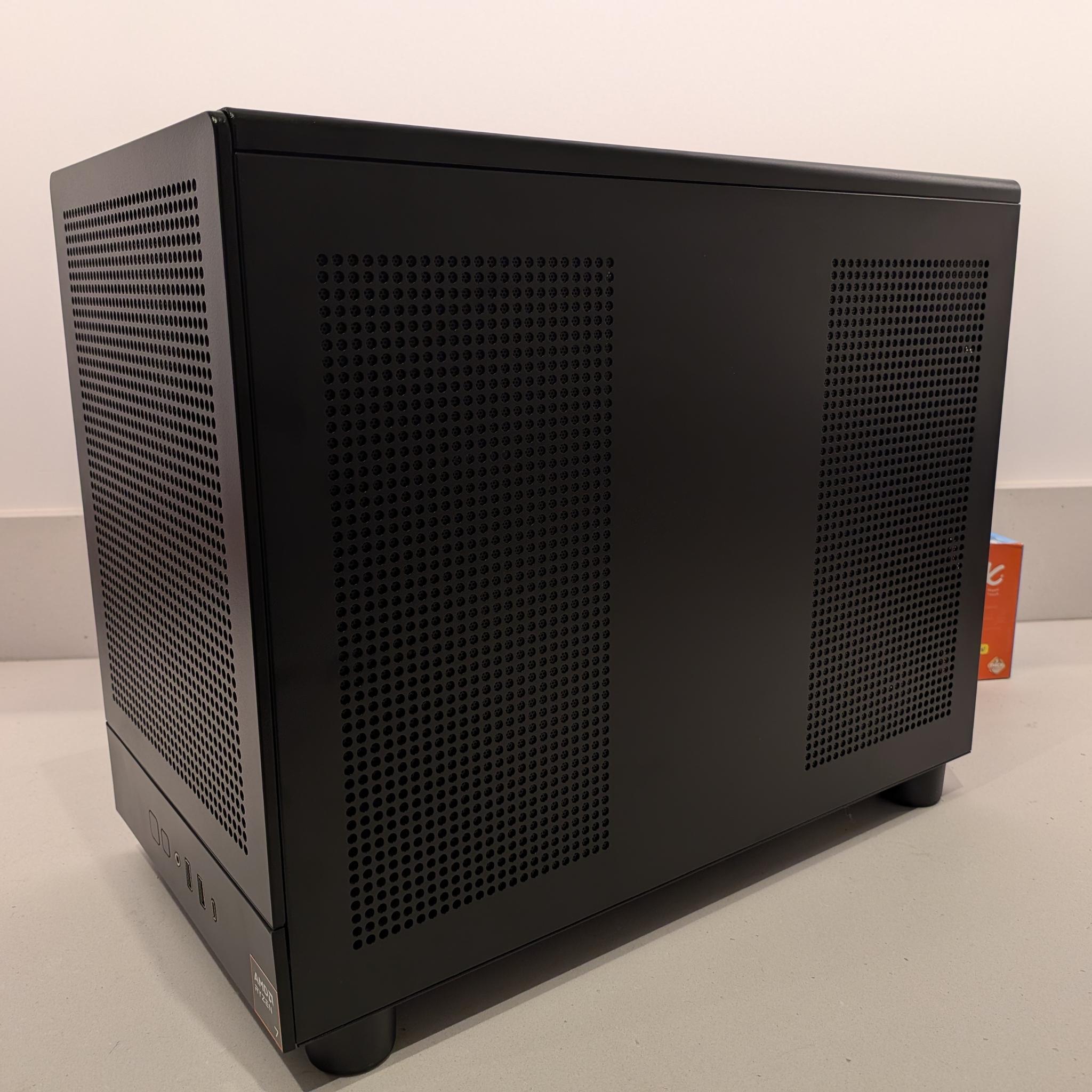 4K Tuxedo - RTX 5070 Ti, Ryzen 7 9800X3D, 32 GB DDR5, 2 TB Gen 4 NVME, RGB, Liquid Cooled