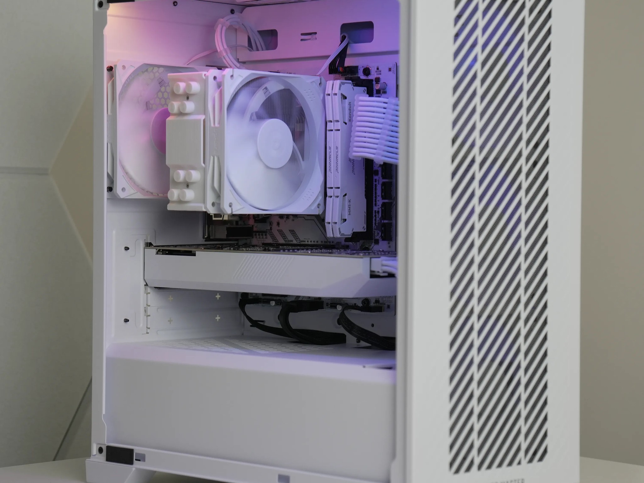 White Beauty Gaming PC | RTX 3070 | Ryzen 5 5600 | 32GB RAM | WIN 11 | WIFI |