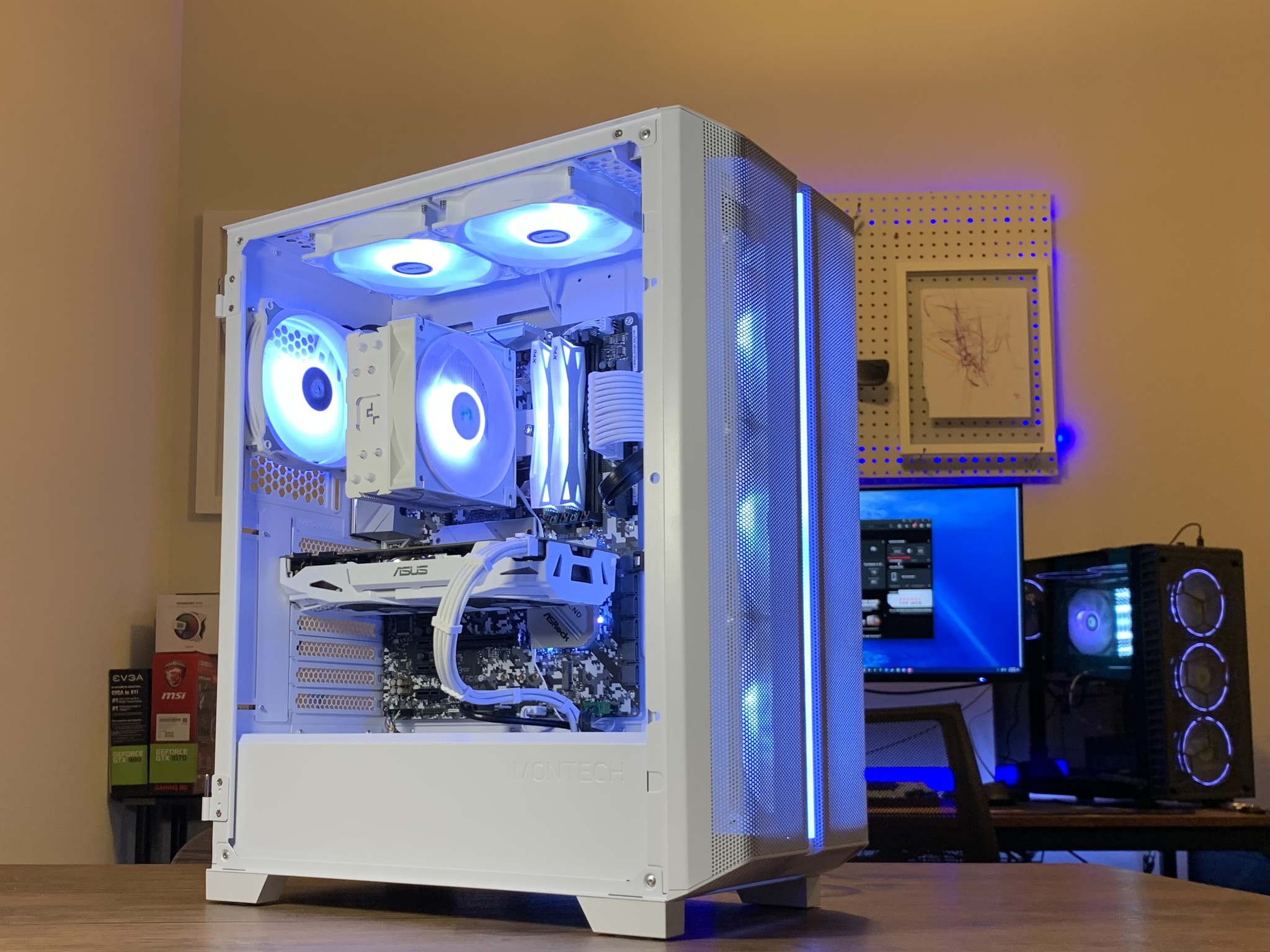 White Gaming PC(Ryzen 7 2700 + GTX 1070)