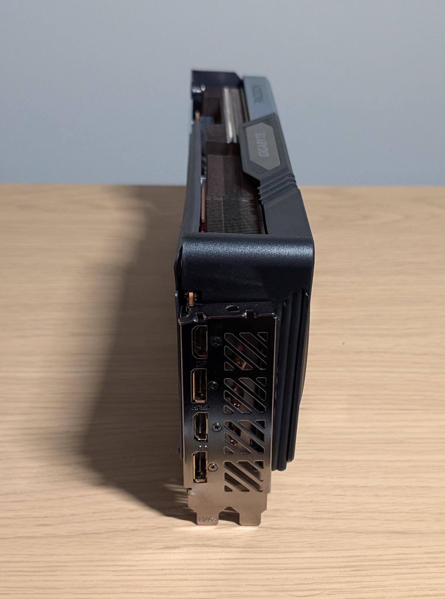 Broken As/is GIGABYTE GAMING OC Radeon RX 7700 XT