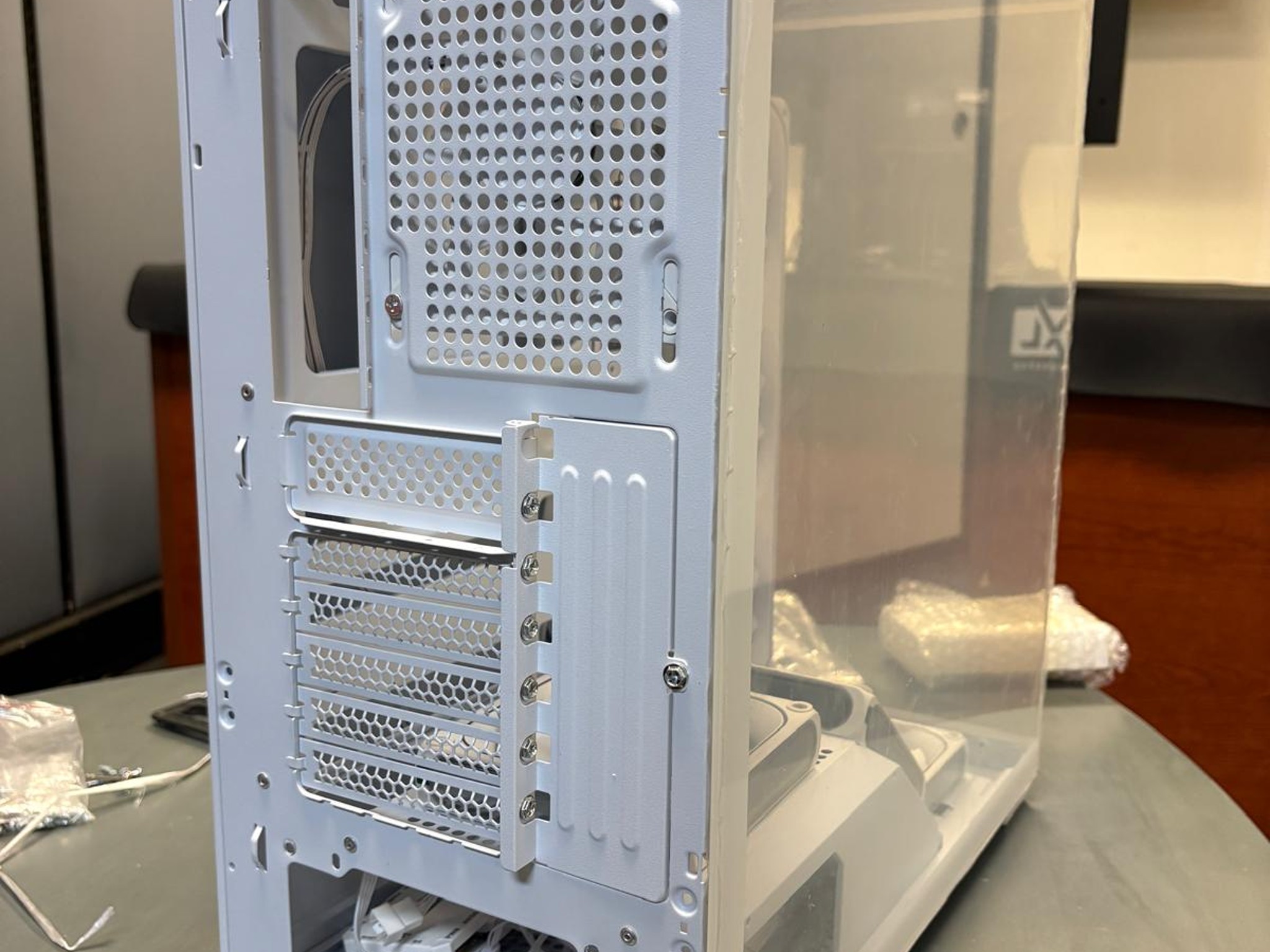 NEW - White Compact Dual-Chamber Mid Tower Airflow Case with Tempered Glass