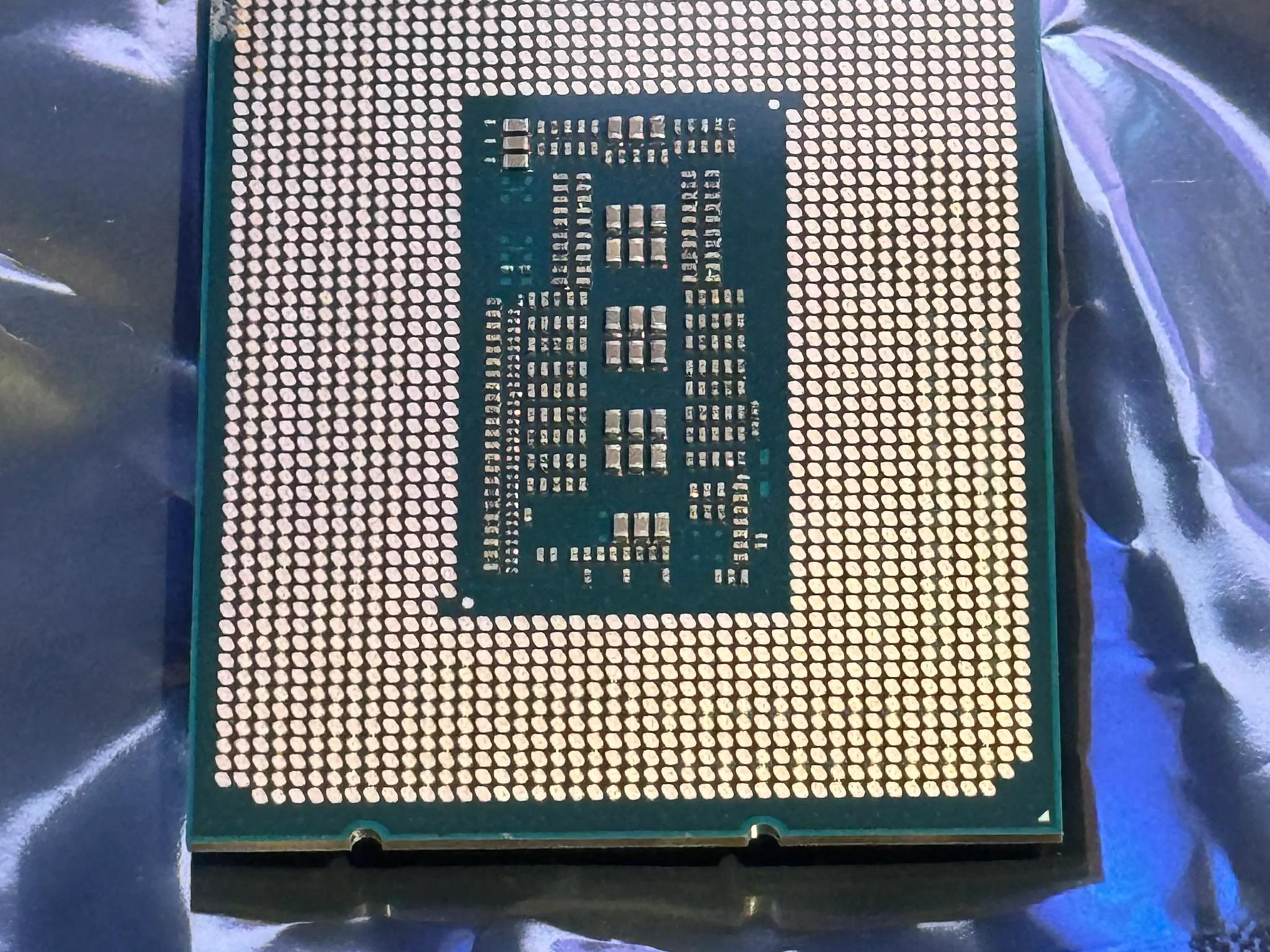 Intel Core i7-13700F 16 cores (8 P-cores + 8 E-cores) 30MB Cache, up to 5.2 GHz