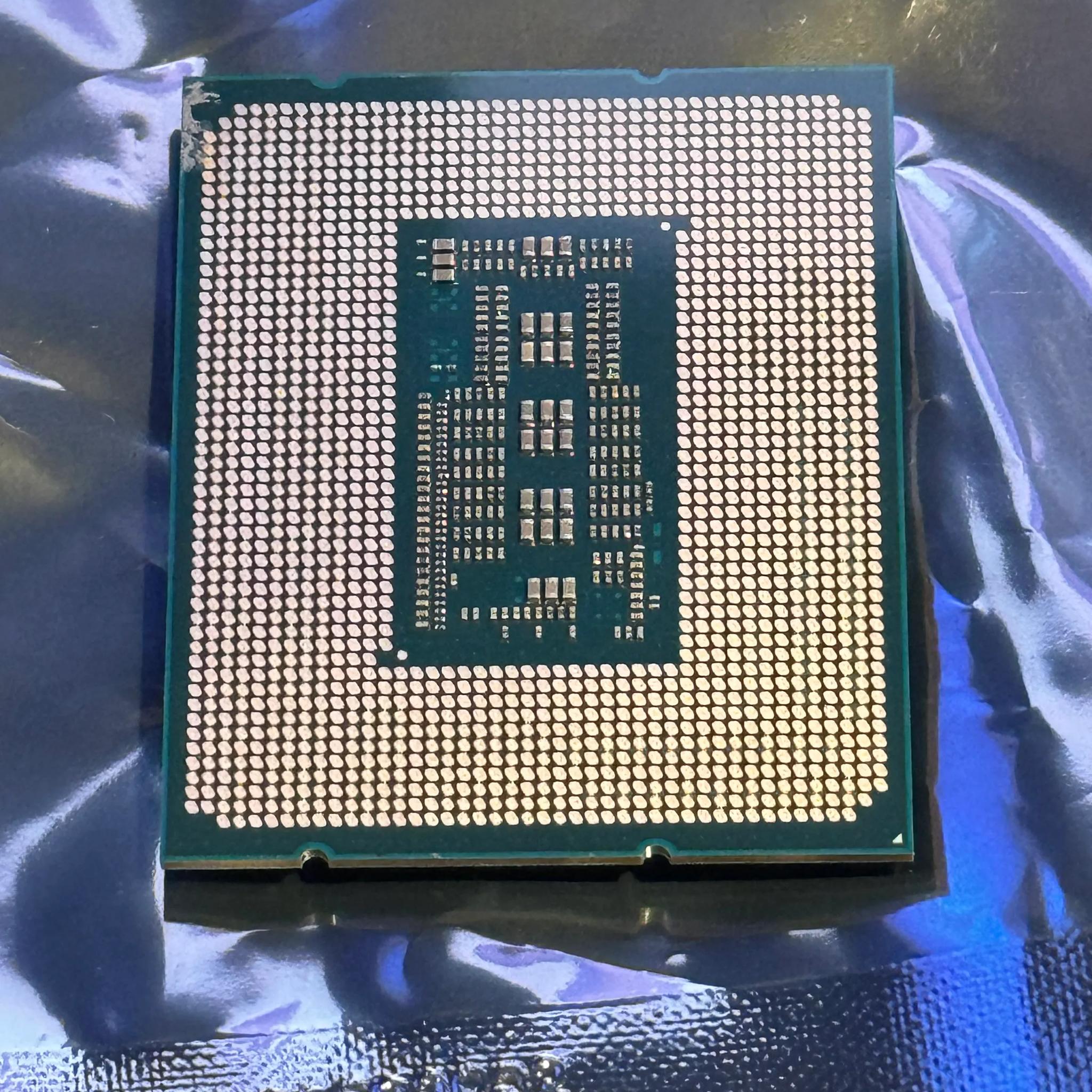 Intel Core i7-13700F 16 cores (8 P-cores + 8 E-cores) 30MB Cache, up to 5.2 GHz
