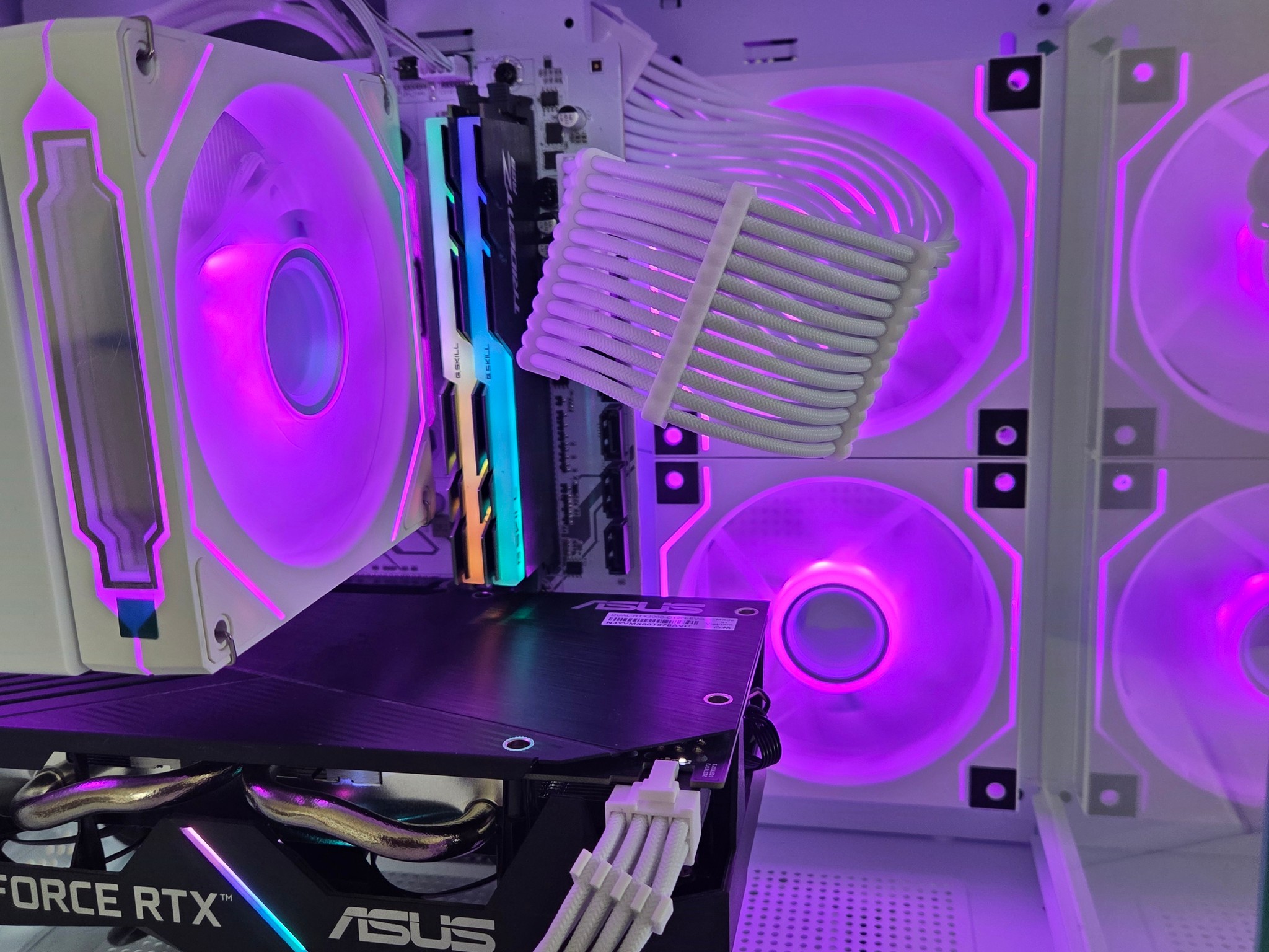 ❄️ Frost Neon Flow – RTX 2060 12GB Gaming PC 🤍