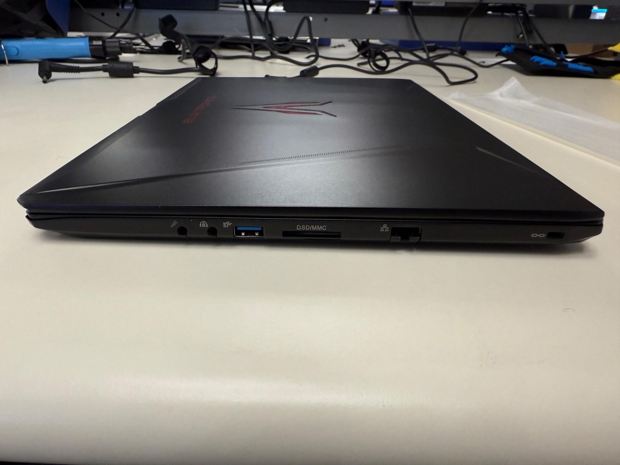 Clevo P957HR- i7-7700HQ+GTX 1070+8GB Ram+256 SSD+W10