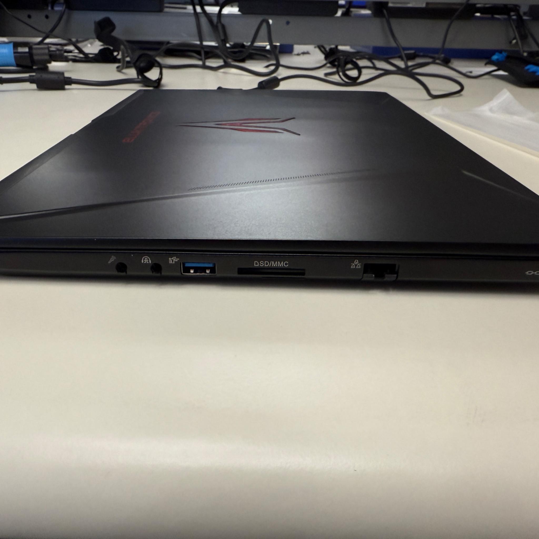 Clevo P957HR- i7-7700HQ+GTX 1070+8GB Ram+256 SSD+W10