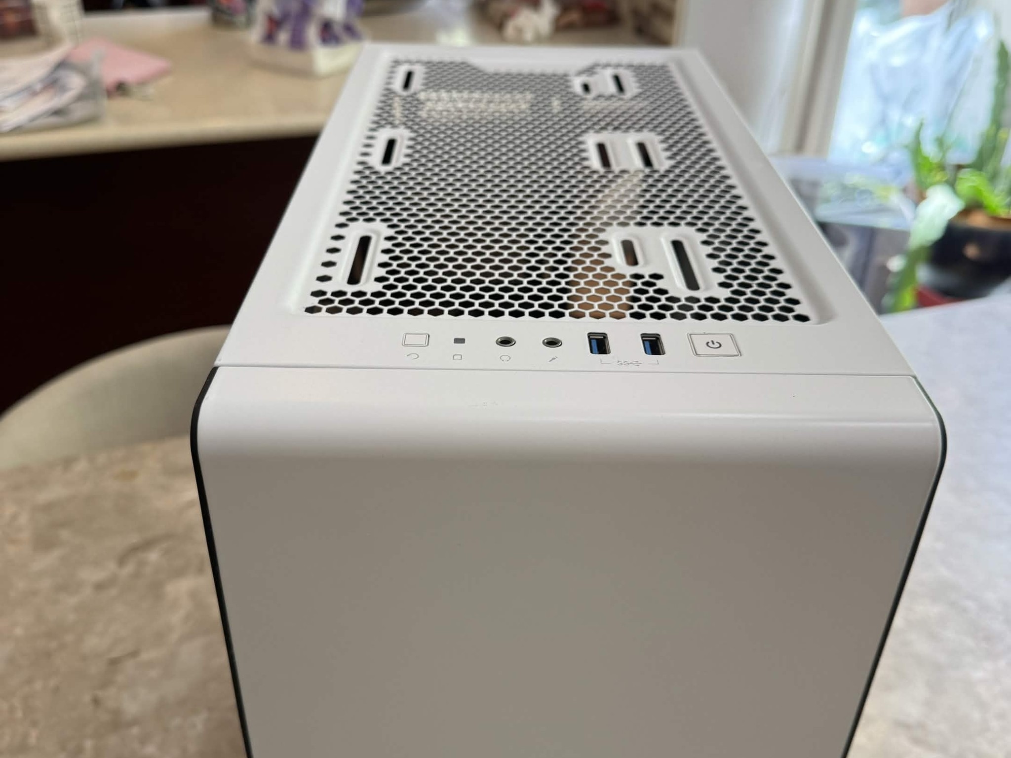 The Corsair Carbide Series Clear 400C Compact