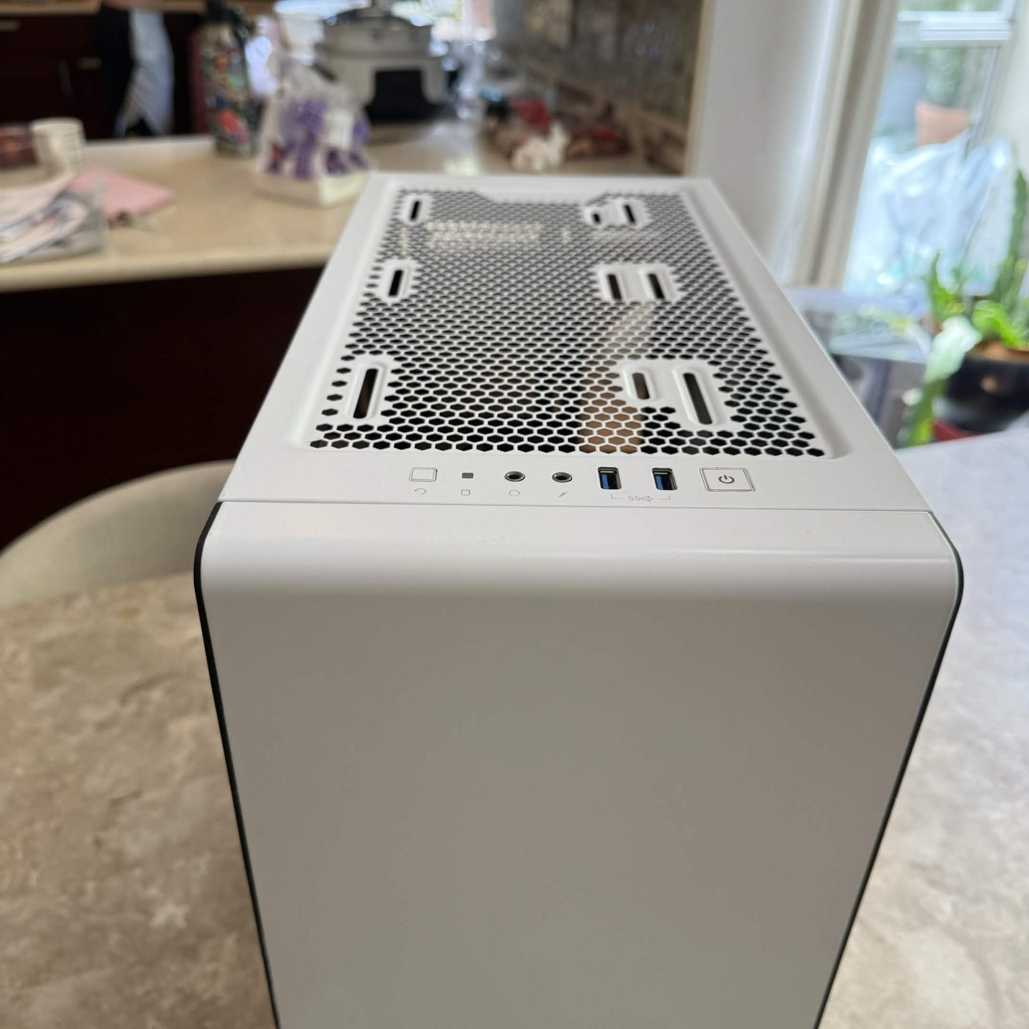 The Corsair Carbide Series Clear 400C Compact