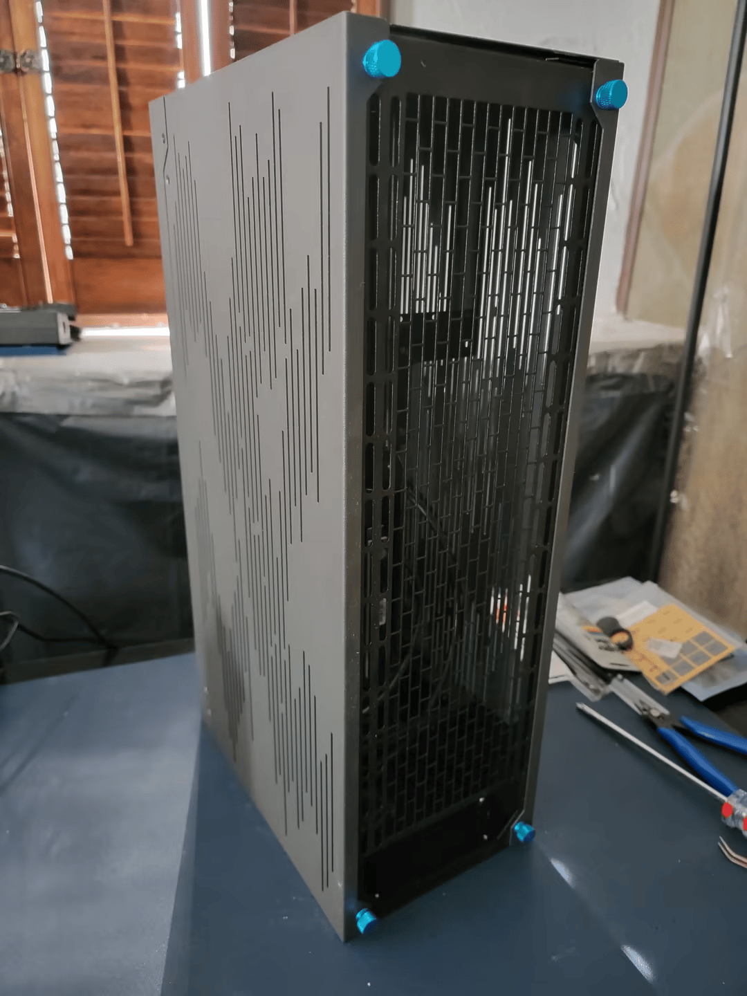 Sliger SV590 V2 Mini itx case (pcie3 x 16 riser included)