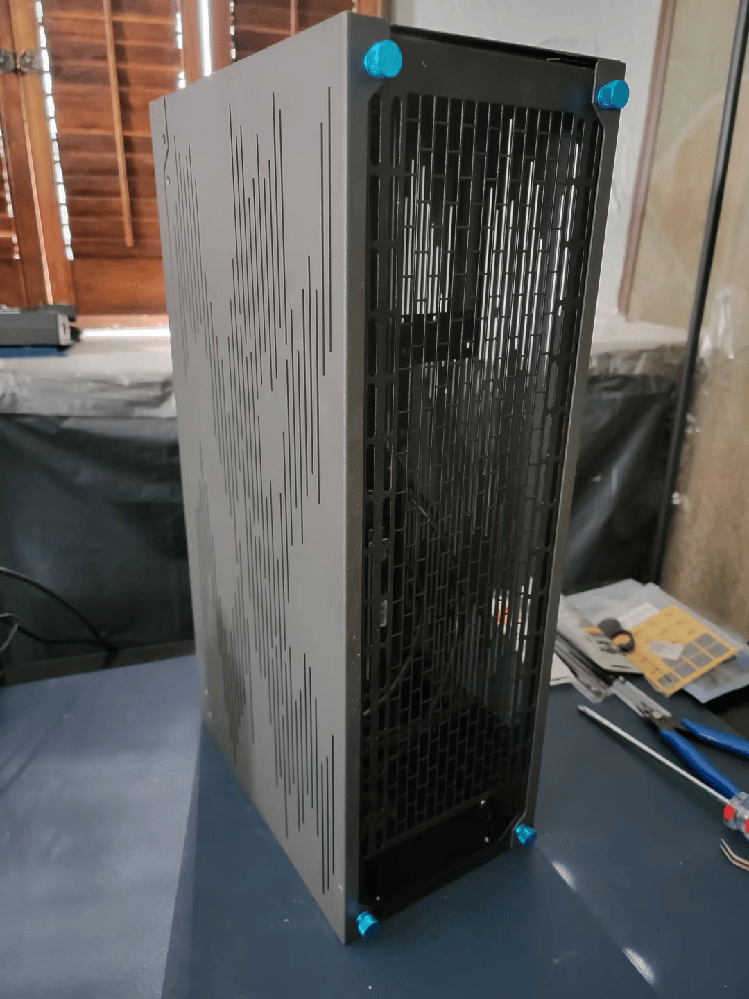 Sliger SV590 V2 Mini itx case (pcie3 x 16 riser included)