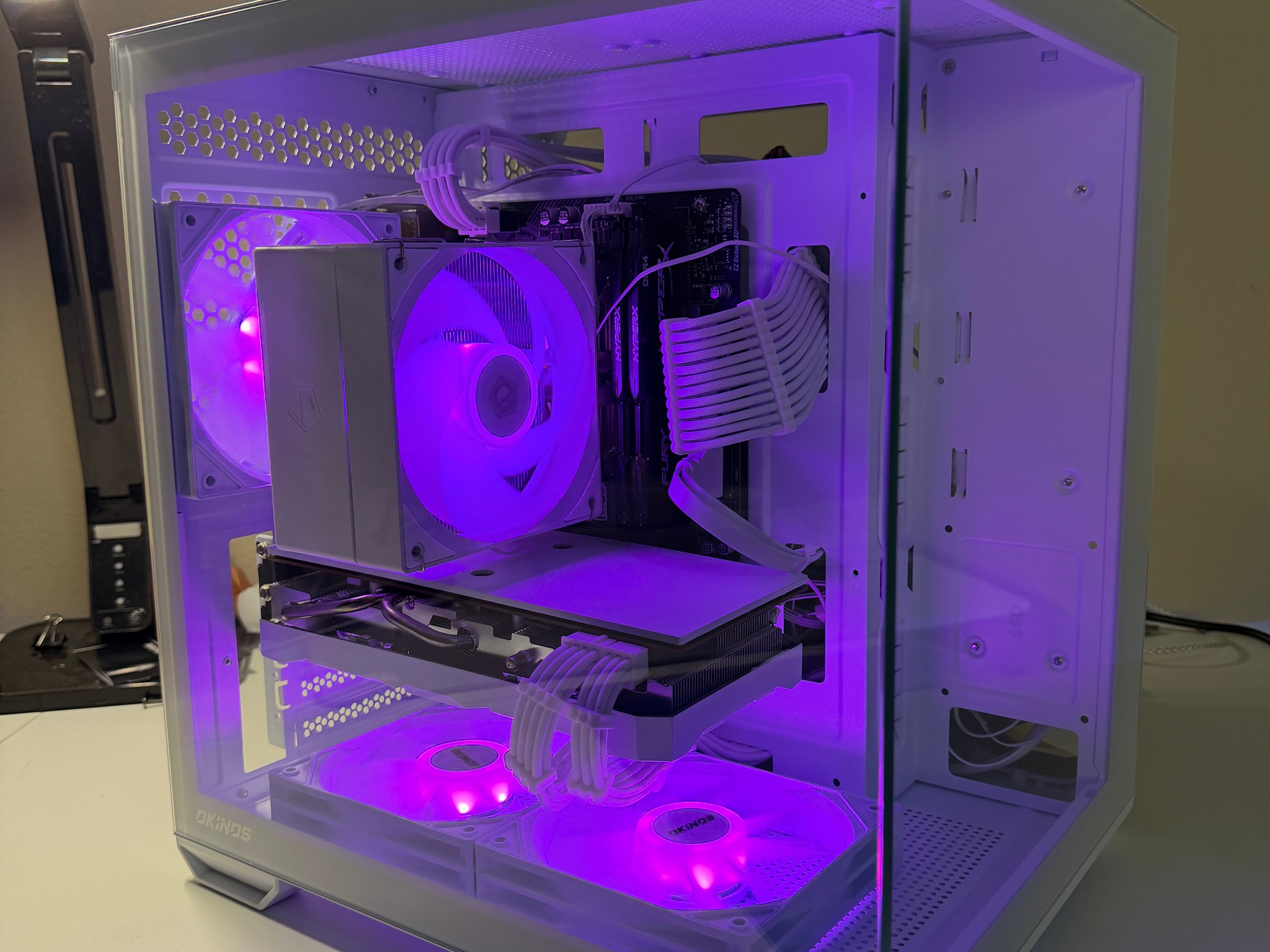 White Gaming PC | RX 5700 XT | 1.75 TB storage | 16gb ddr4 | INTEL i5-9600k