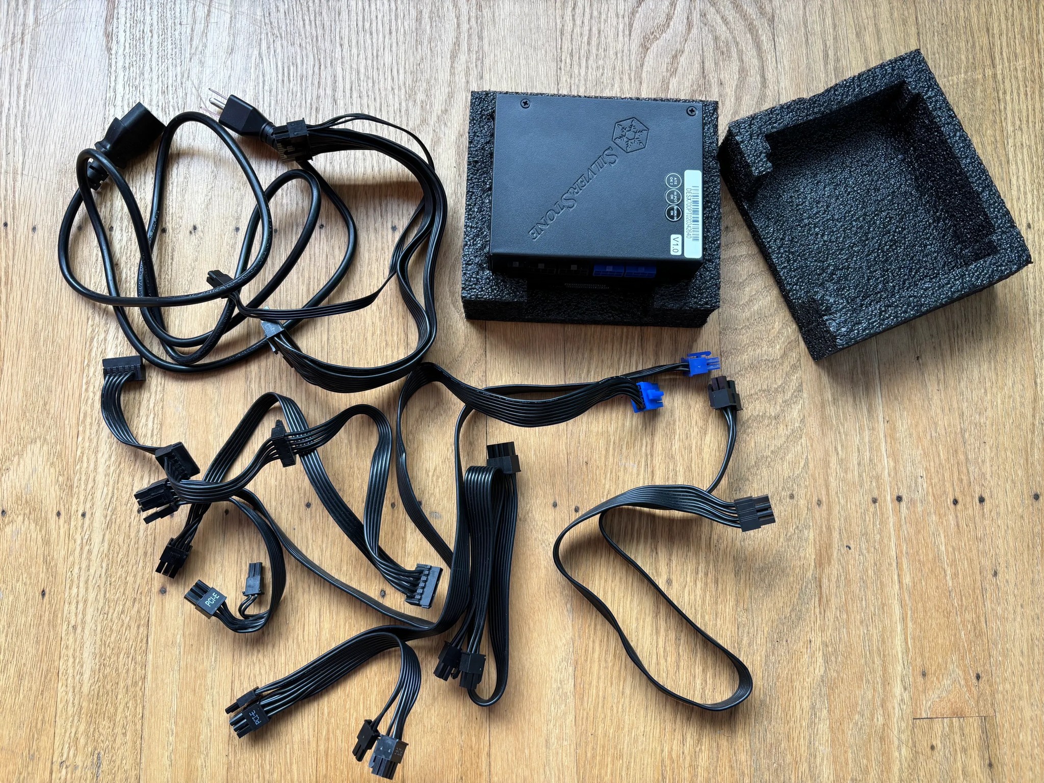 700W 80+ Platinum SFX PSU with all its cables