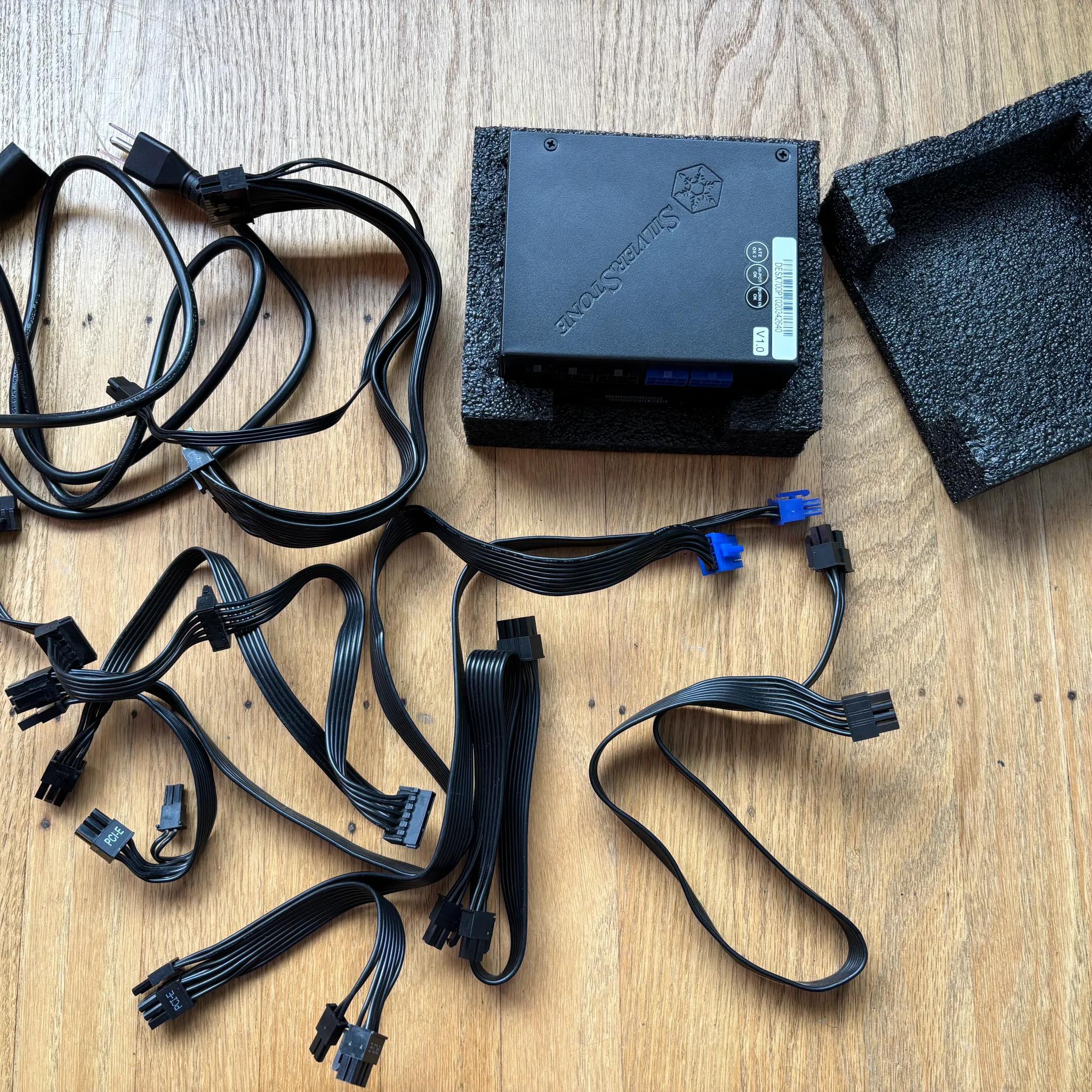 700W 80+ Platinum SFX PSU with all its cables