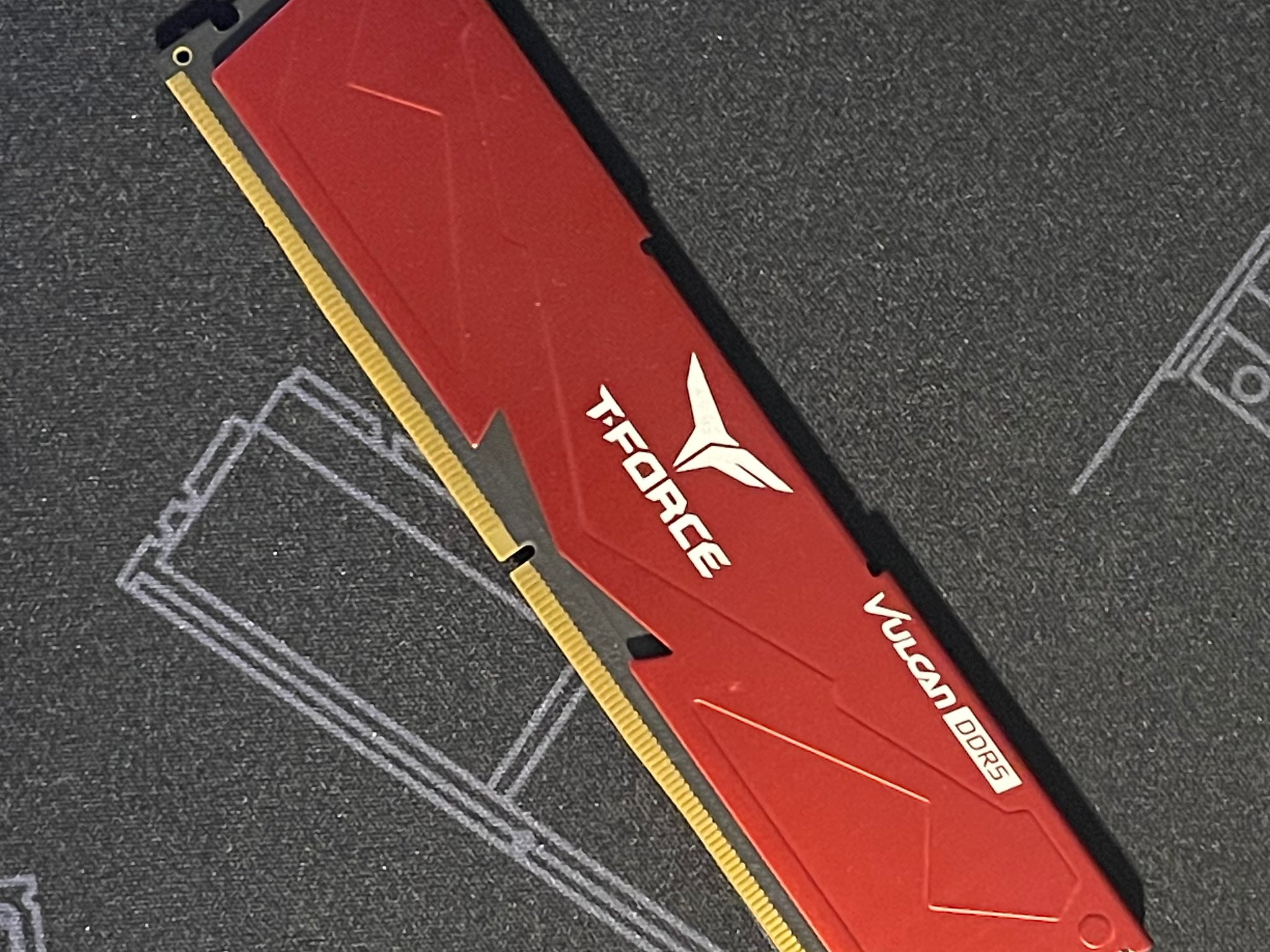 TeamGroup T-Force Vulcan DDR5 6000 CL38 16GB - Red