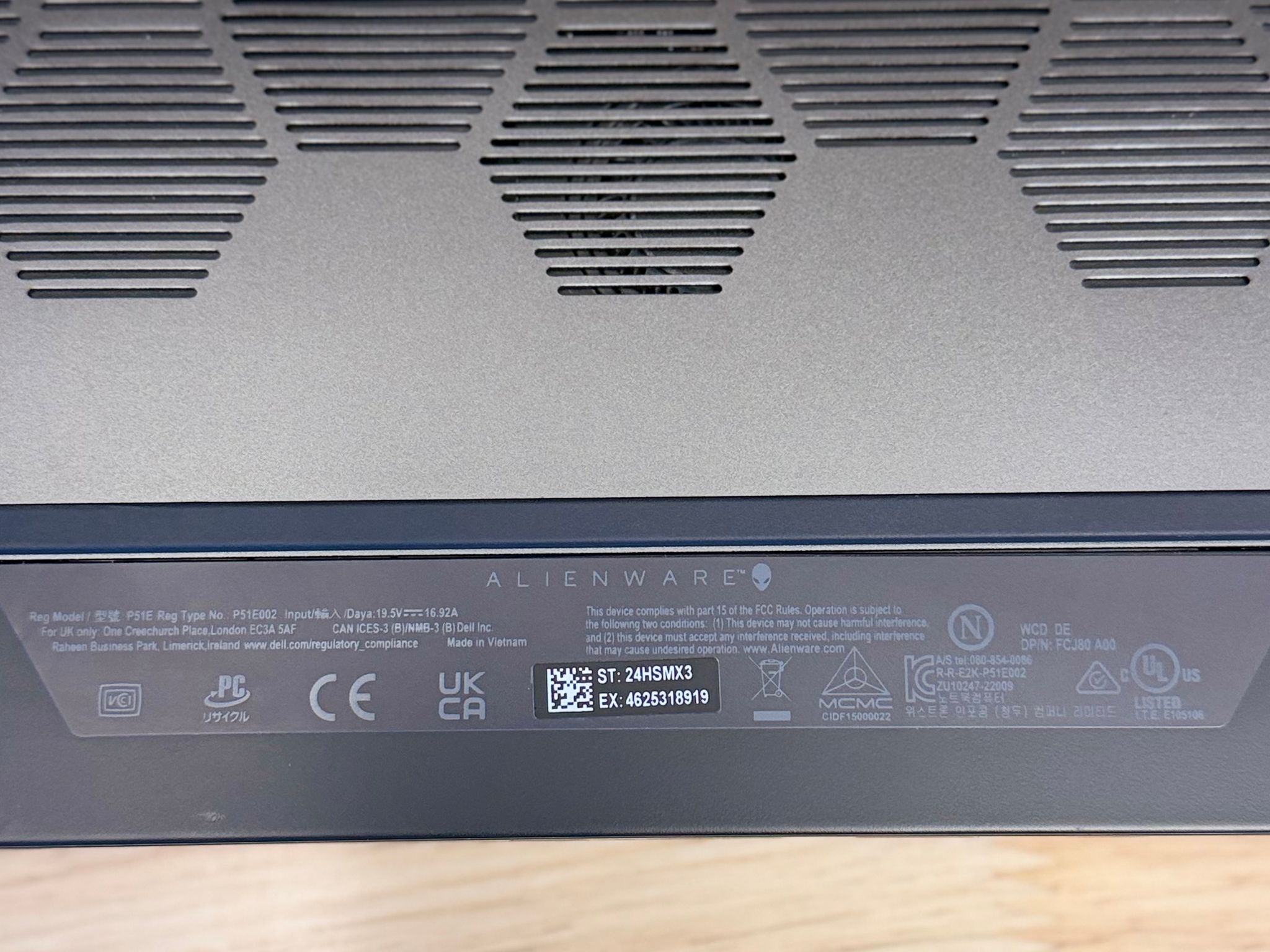 Alienware m18 R1 AMD Gaming Laptop – Ryzen 7 7745HX / RTX 4060 / 32GB RAM / 1TB NVMe