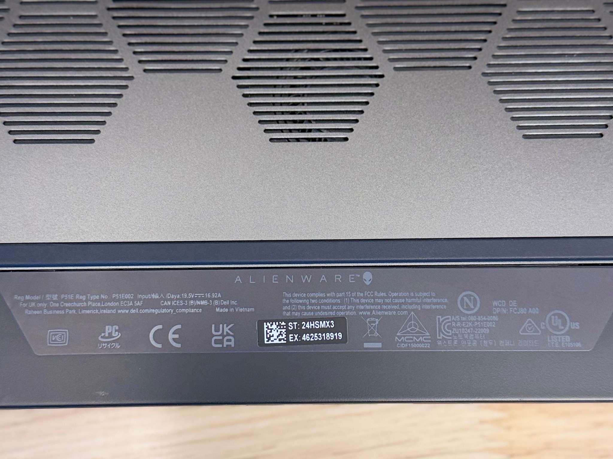Alienware m18 R1 AMD Gaming Laptop – Ryzen 7 7745HX / RTX 4060 / 32GB RAM / 1TB NVMe