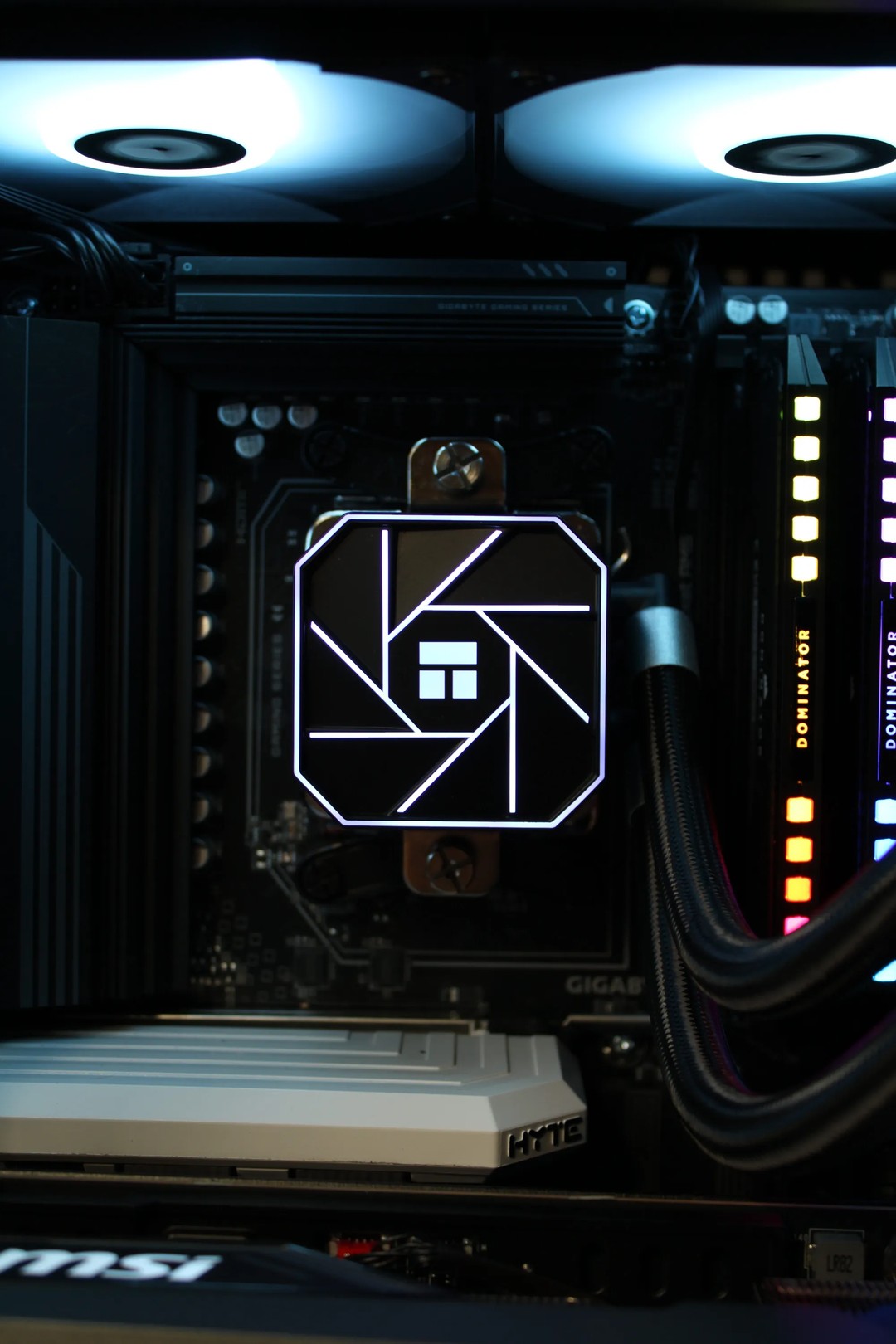 RTX 4090 | Ryzen 7 7800X3D | 2TB SSD NVMe | 32GB RAM DDR5 | 850W