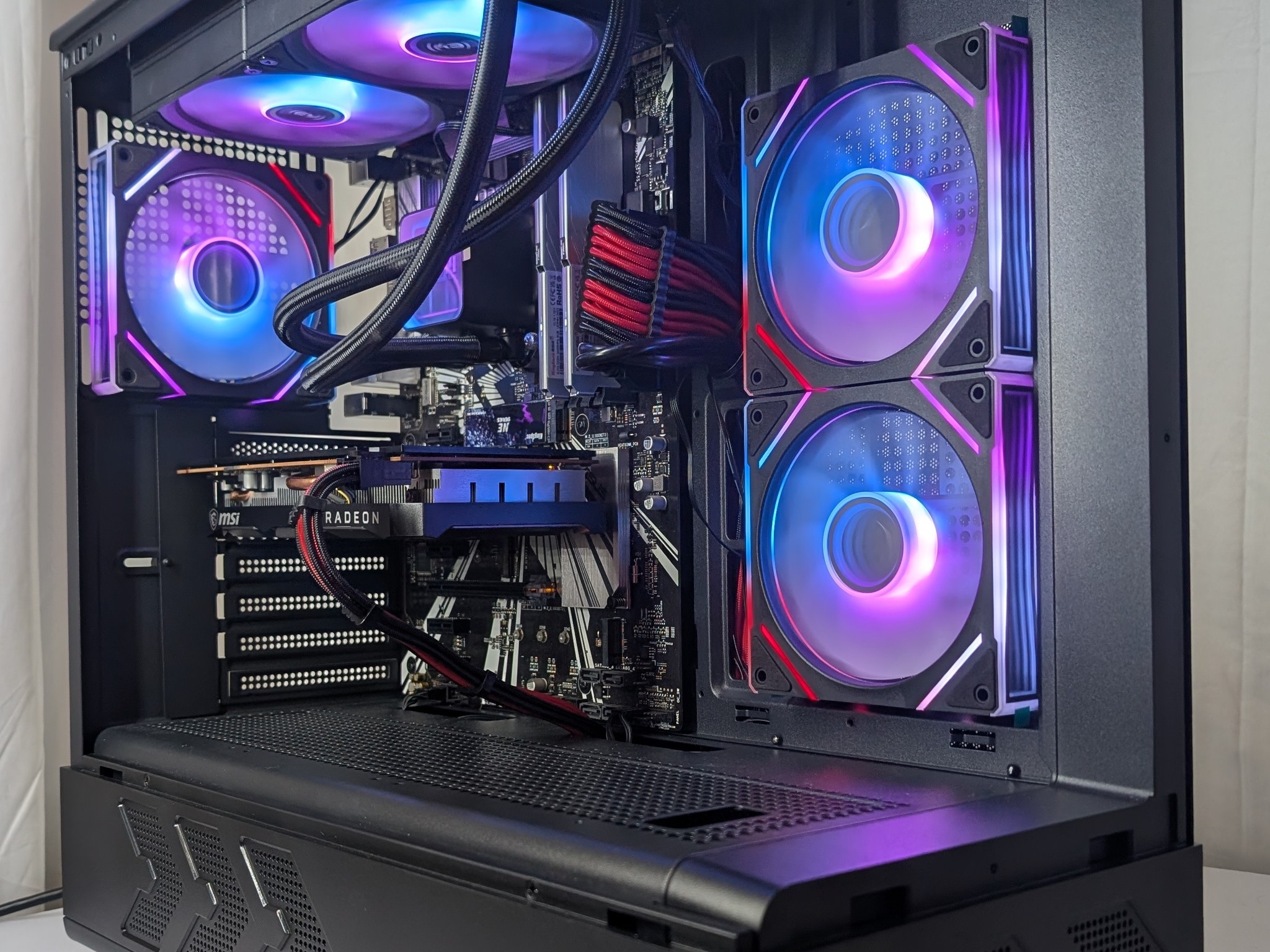 RX 6000 XT | I7 9700 | 16GB DDR4 | 650W | 500GB NVME