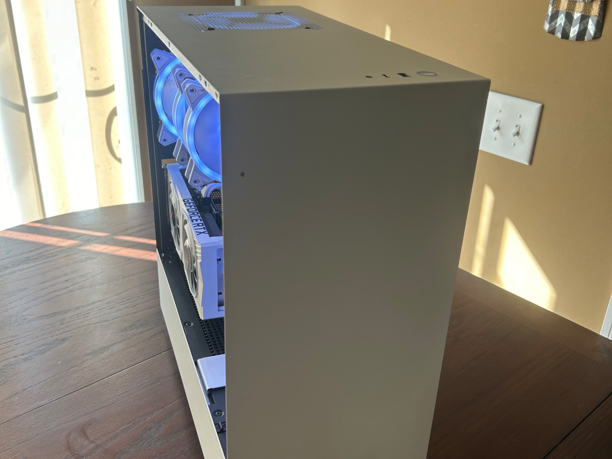 4060ti+12600k, 32GB Ram, 1TB NVME Ssd, vertical mounted, all white NZXT build.